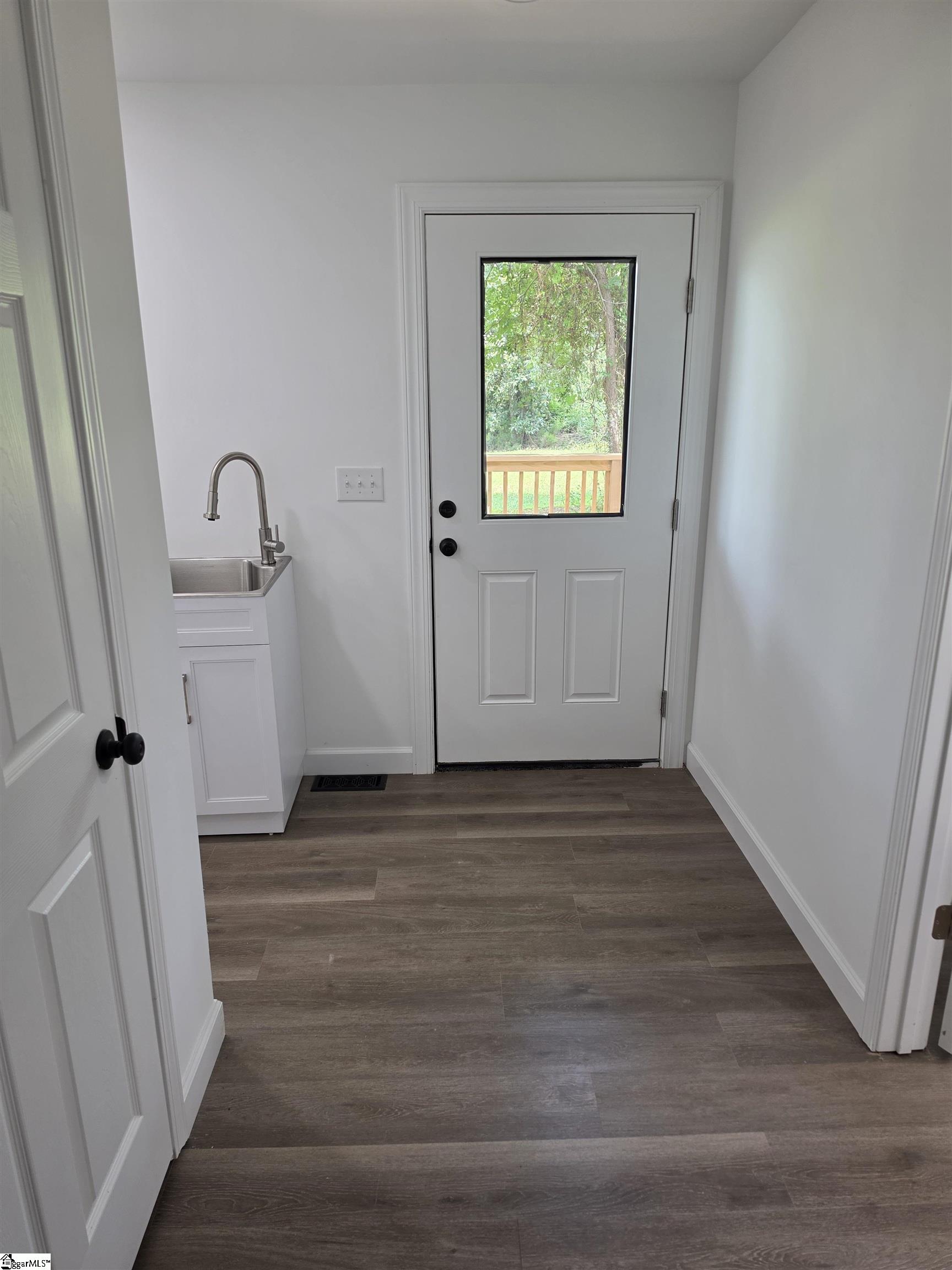 8 W First Street Property Photo 18