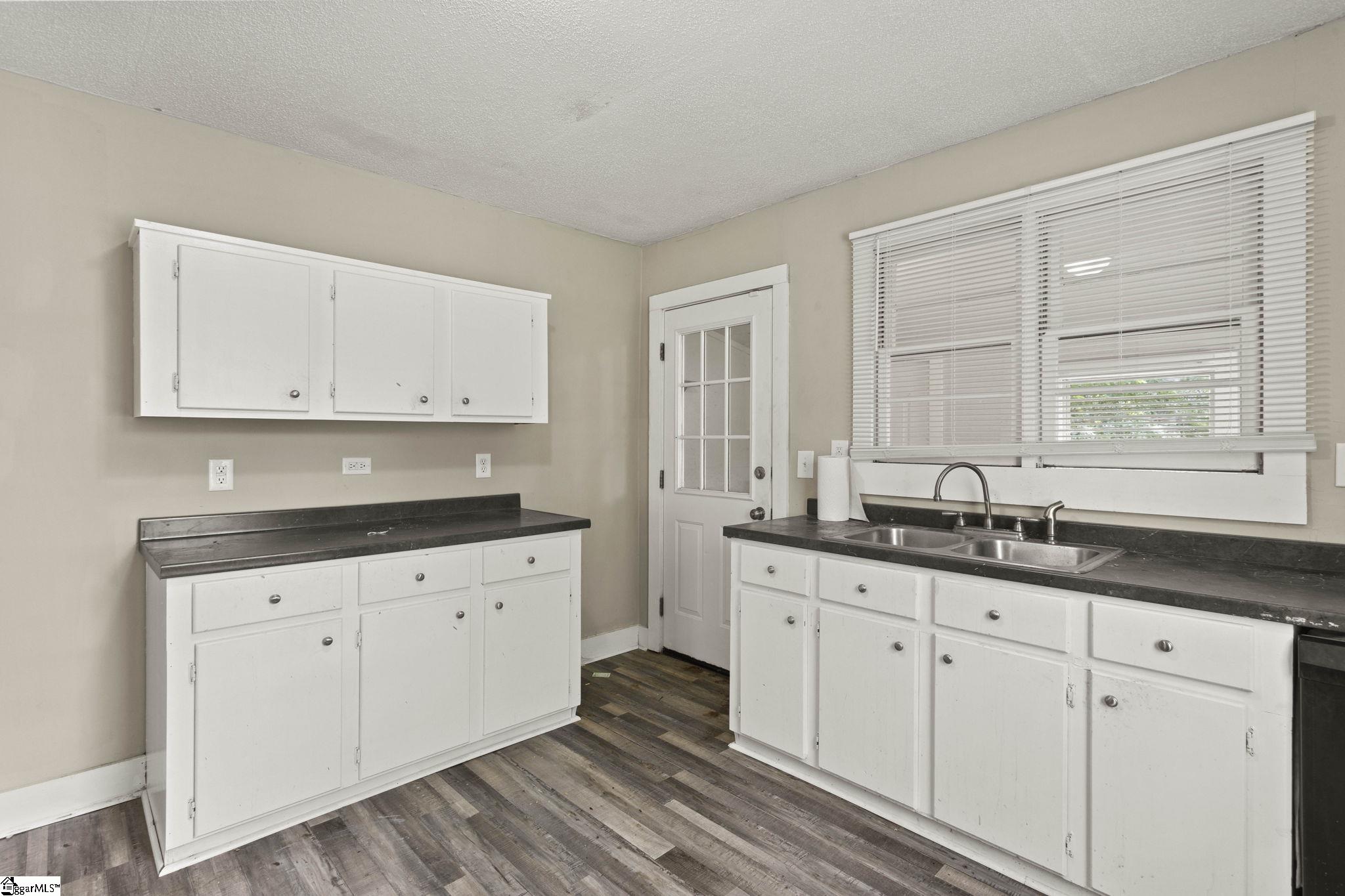23 Black Street Property Photo 6