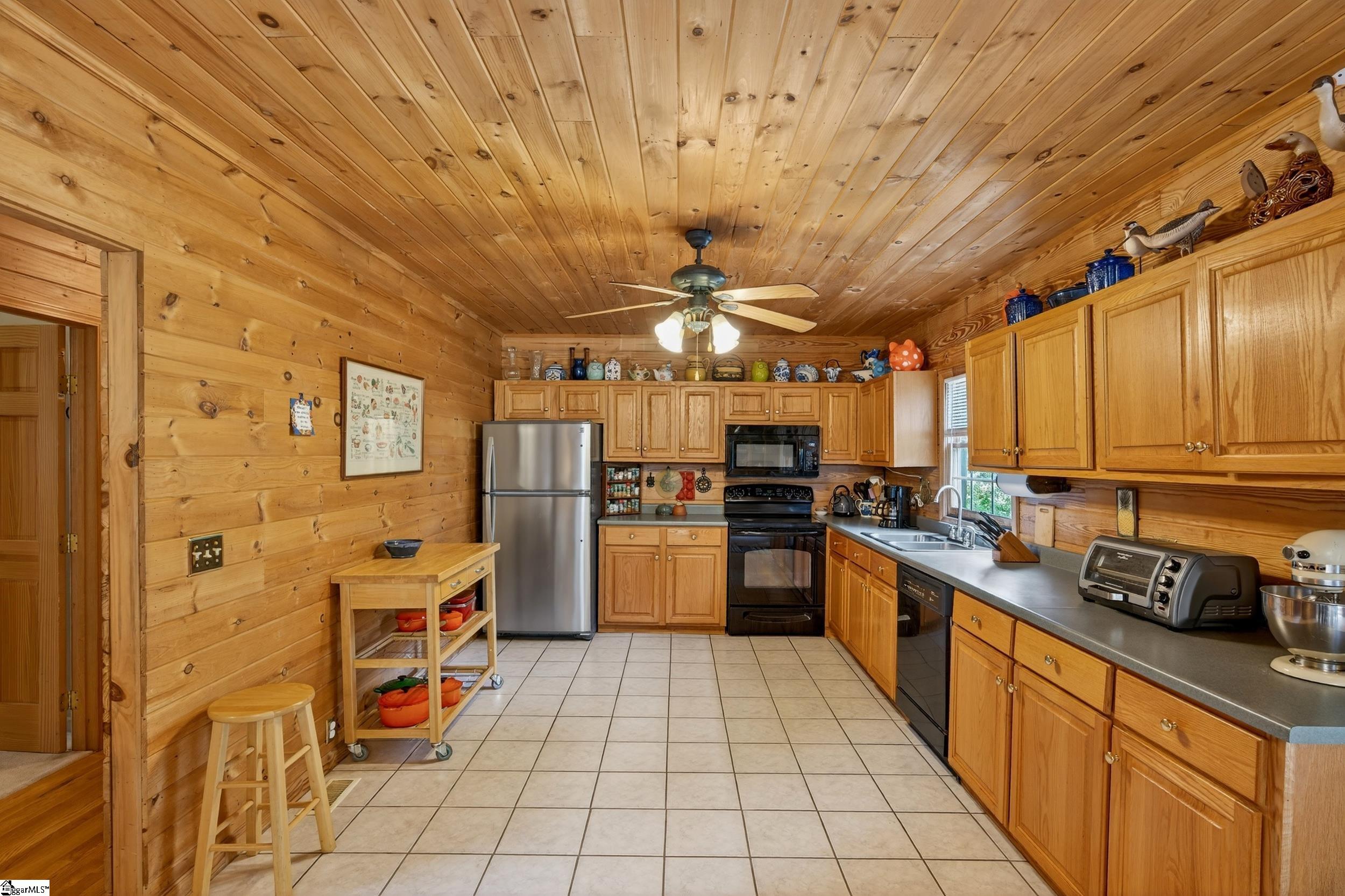 135 Pointe Drive Property Photo 8