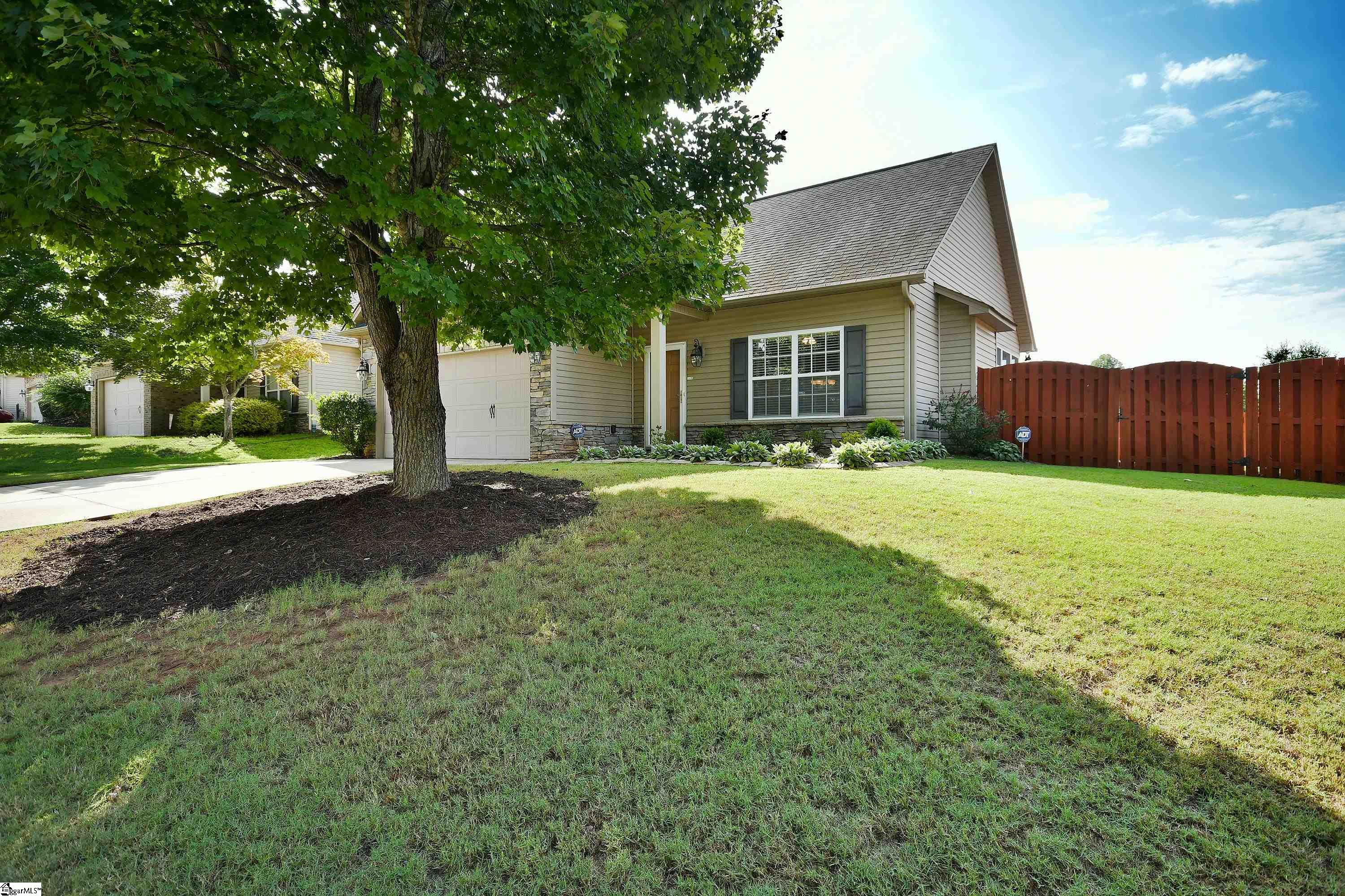 621 Summerville Way Property Photo 3