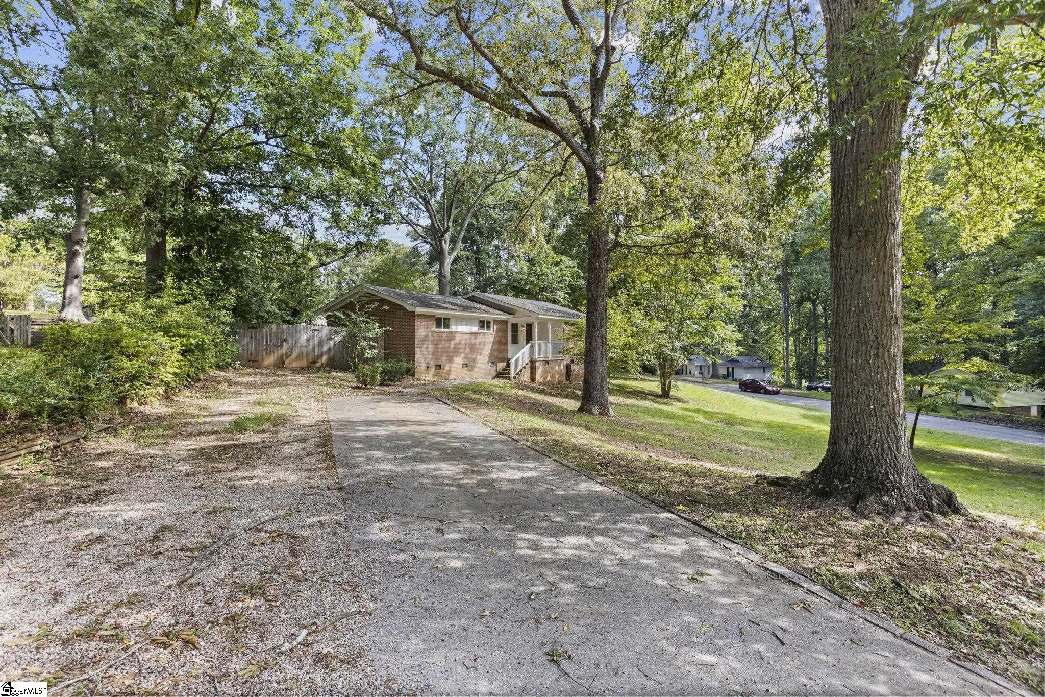 207 Seminole Drive Property Photo 2