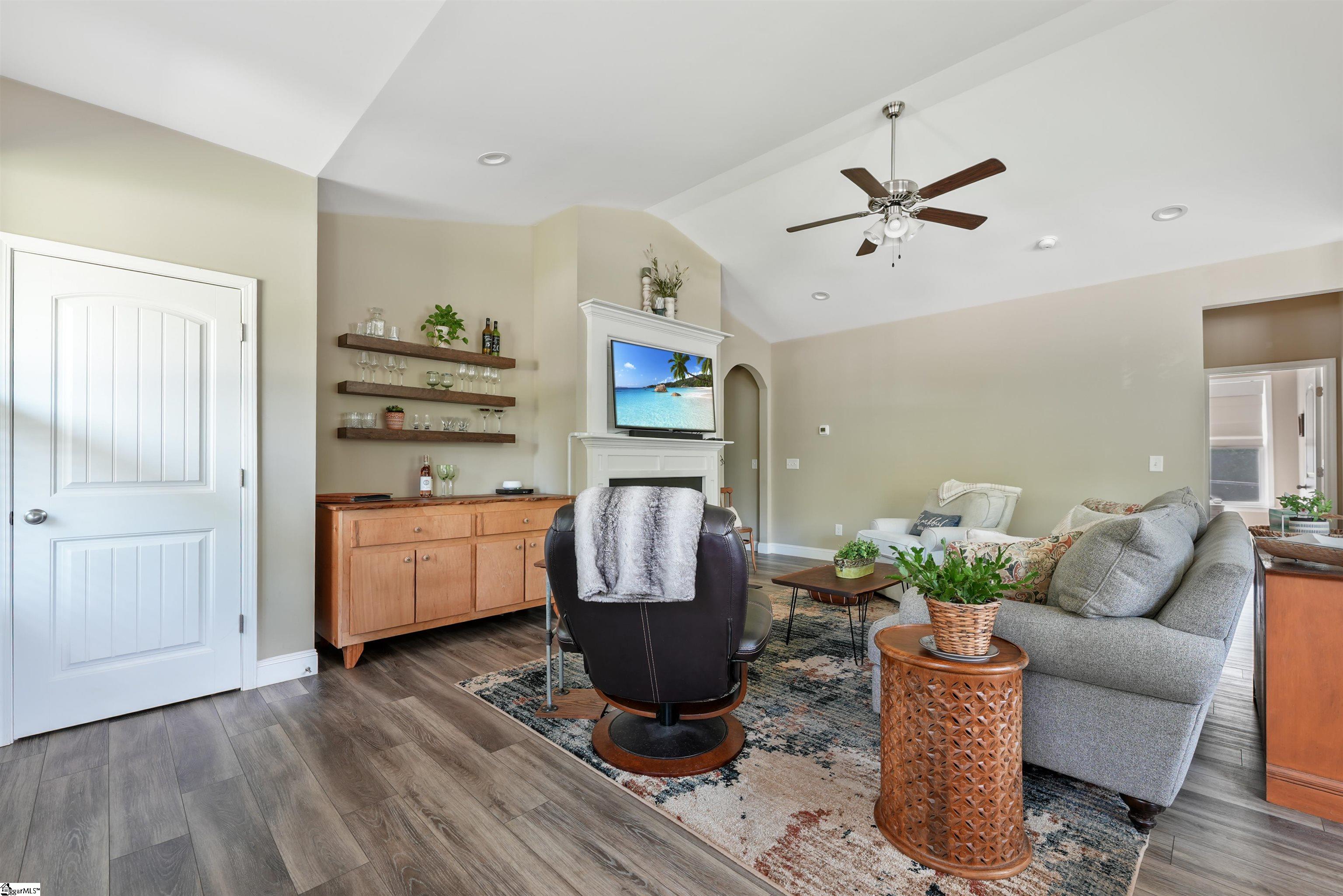 238 Inlet Pointe Drive Property Photo 4