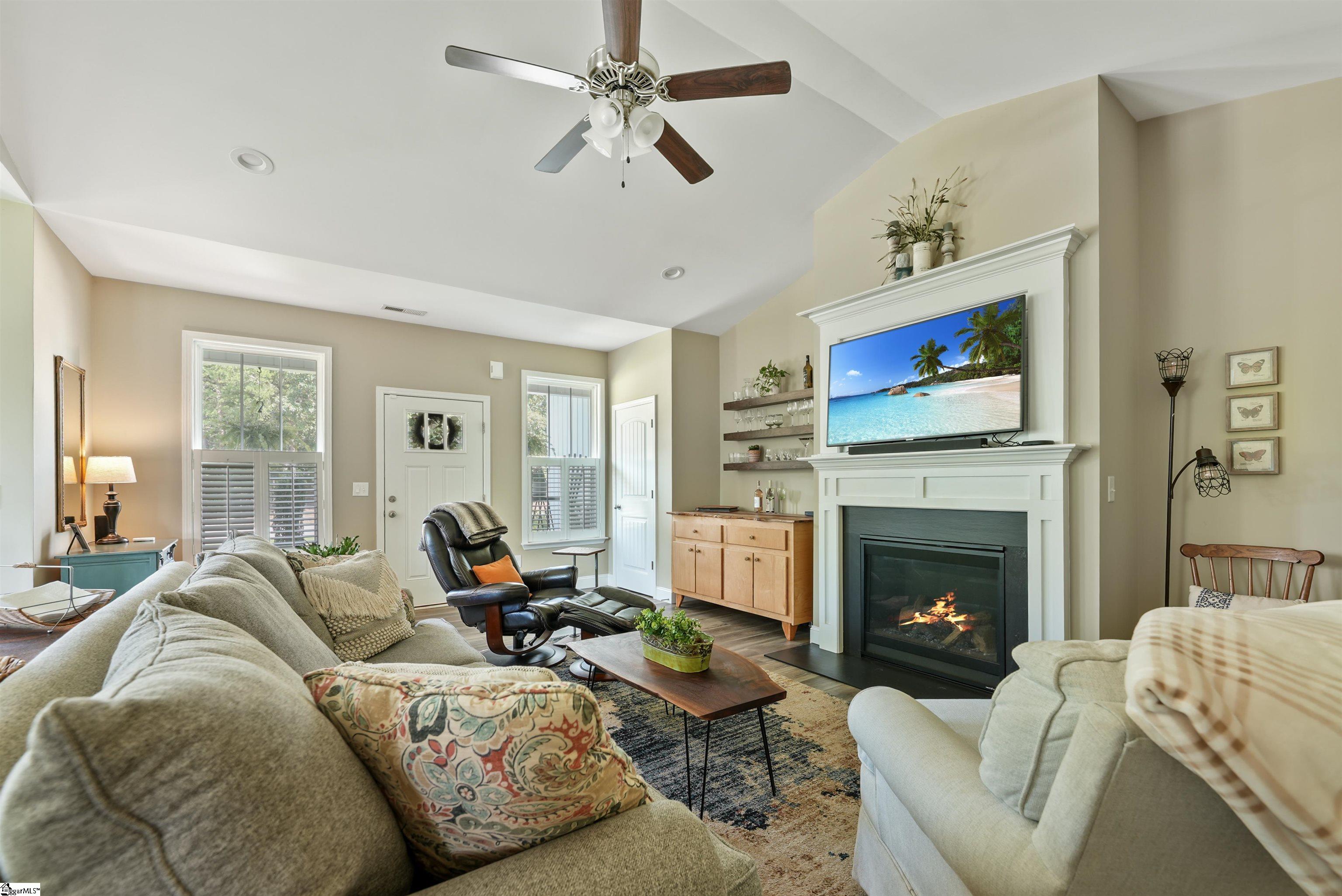 238 Inlet Pointe Drive Property Photo 5