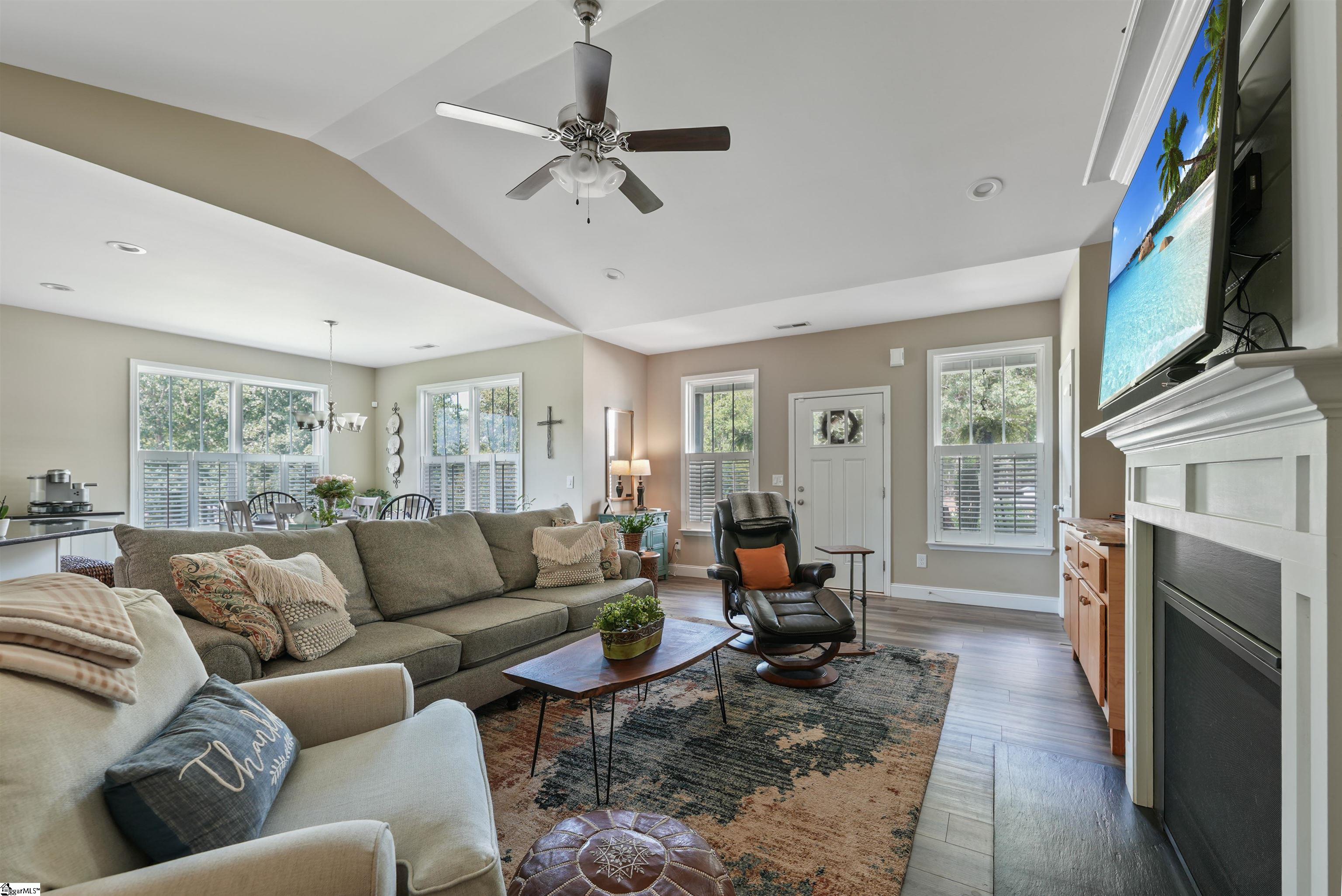 238 Inlet Pointe Drive Property Photo 6