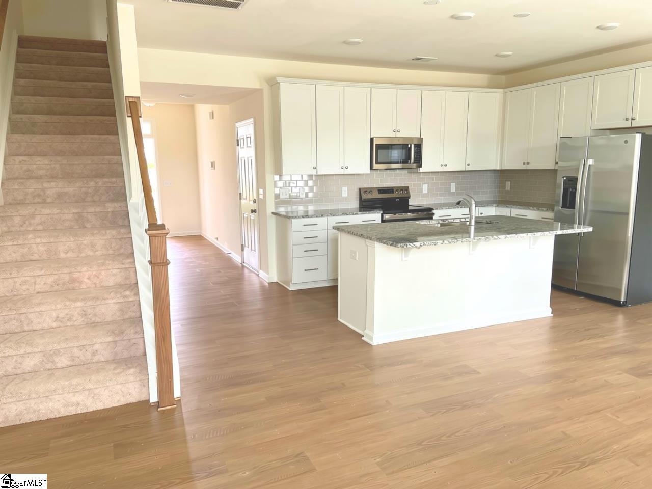 6 E Waller Drive Property Photo 4