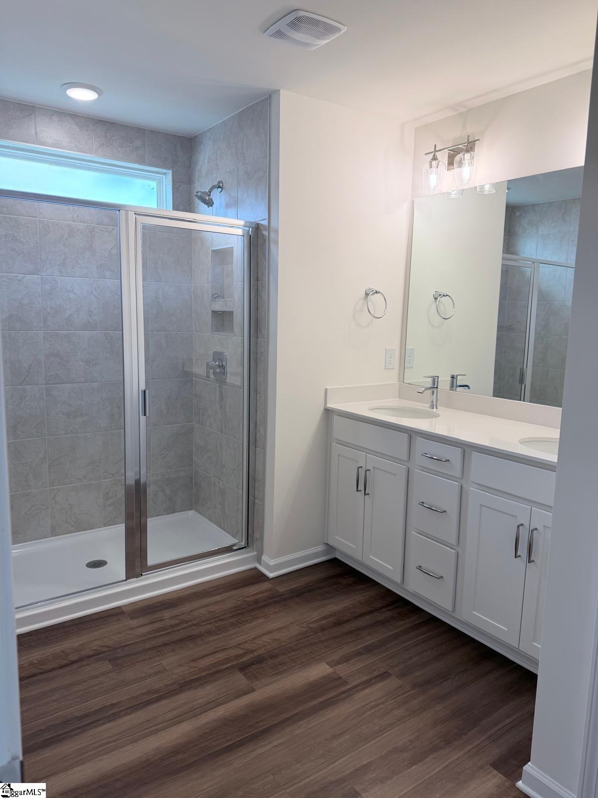 6 E Waller Drive Property Photo 9