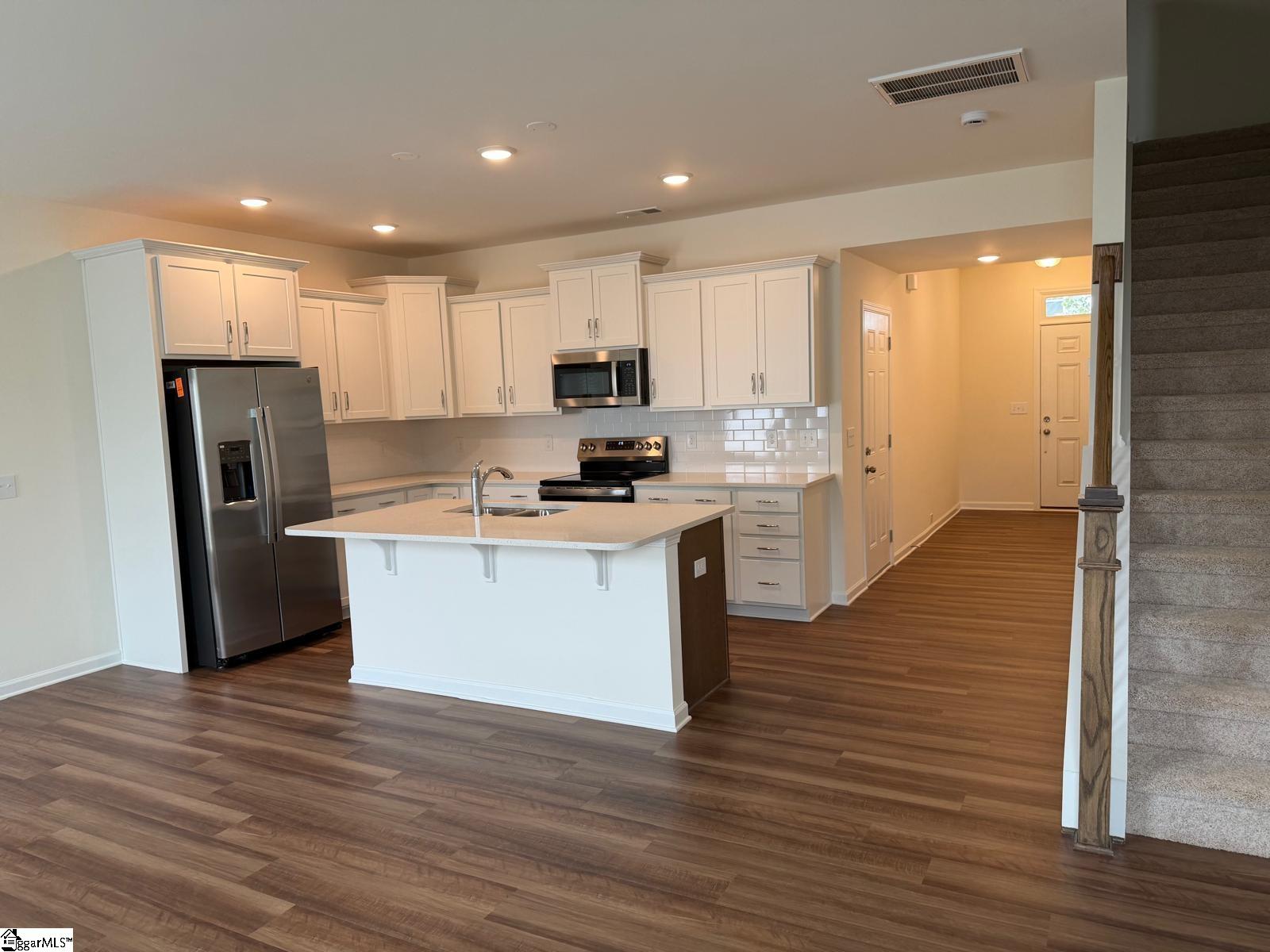 6 E Waller Drive Property Photo 3