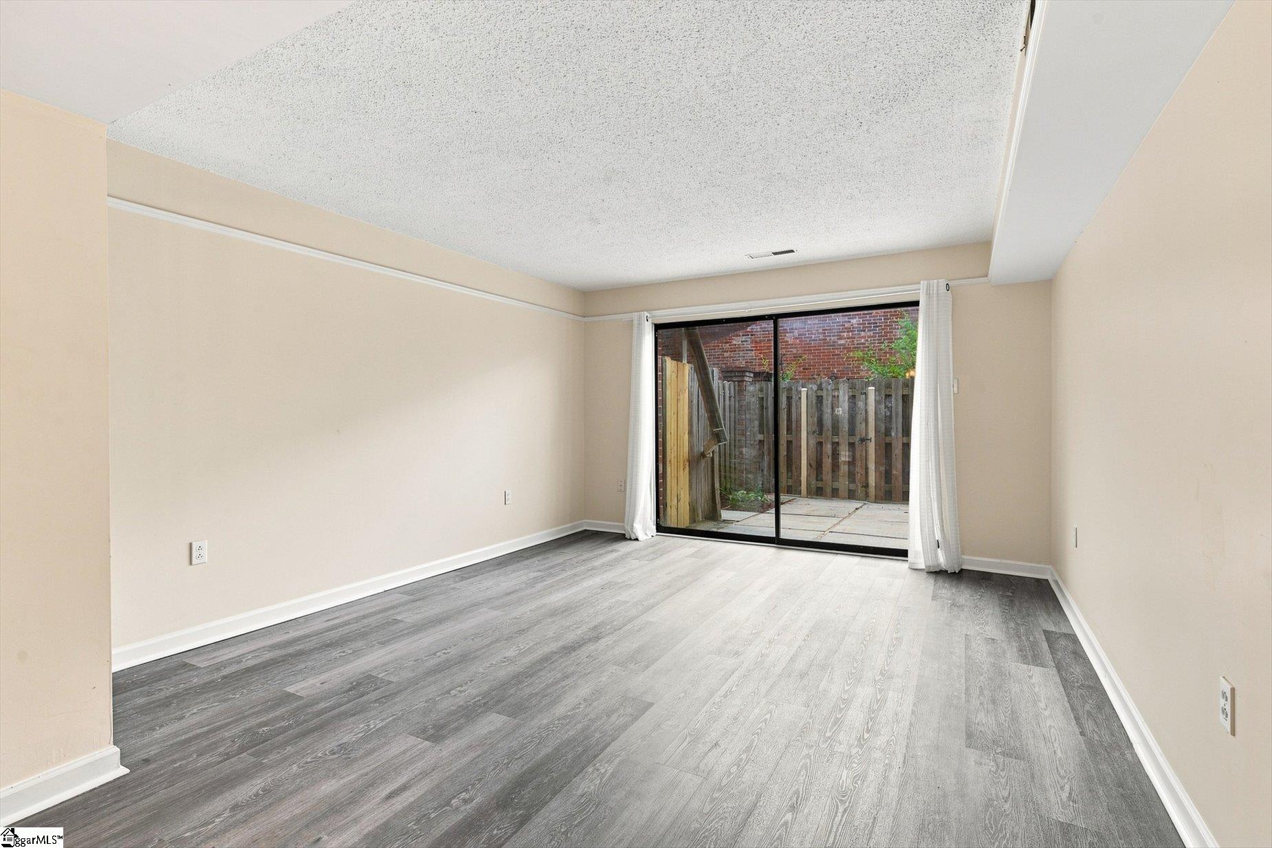 2530 E North Street Property Photo 13