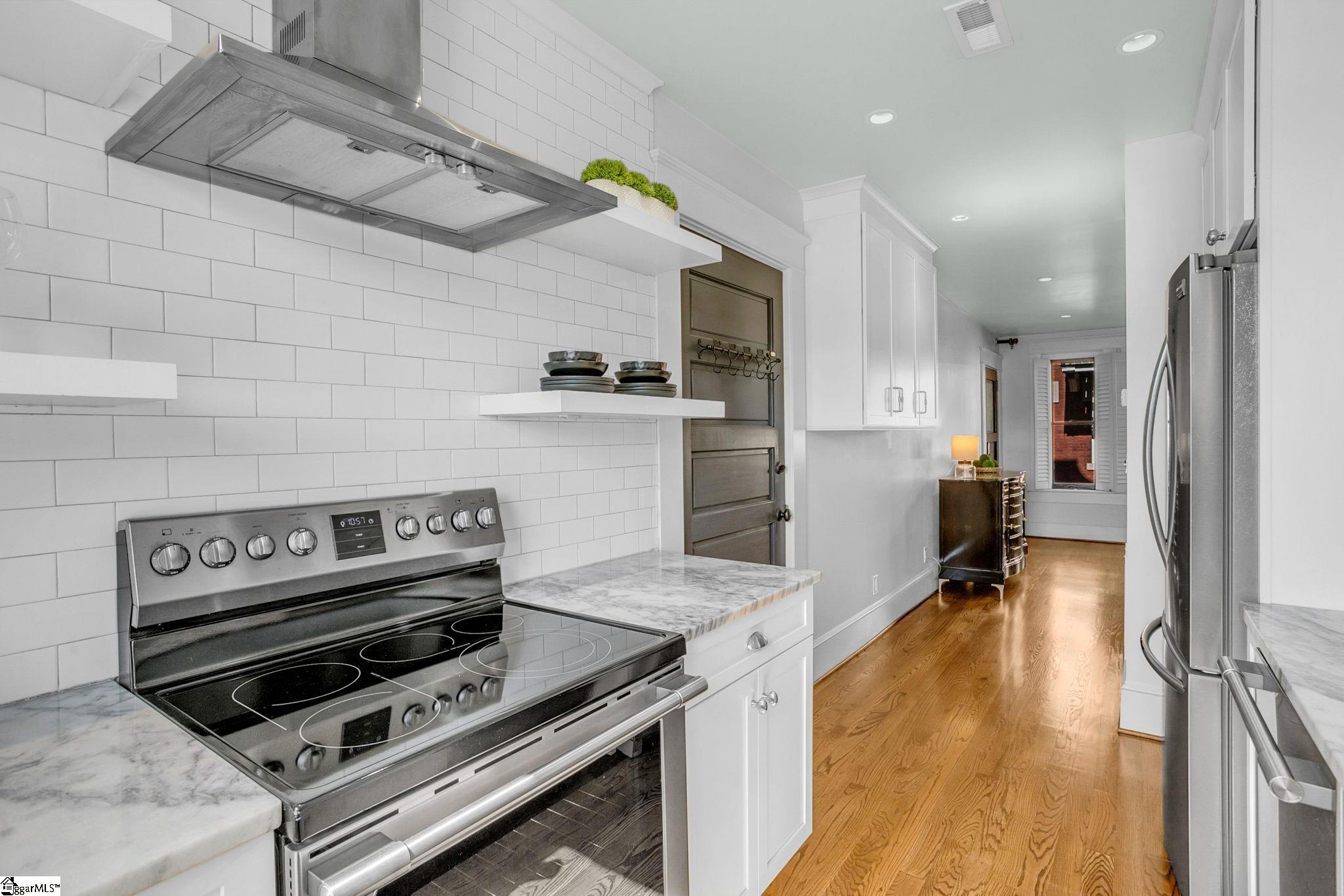 400 E Washington Street Property Photo 6