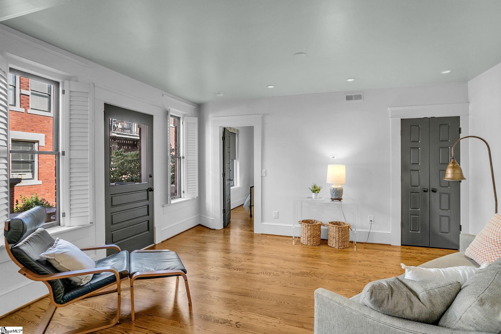 400 E Washington Street Property Photo 8
