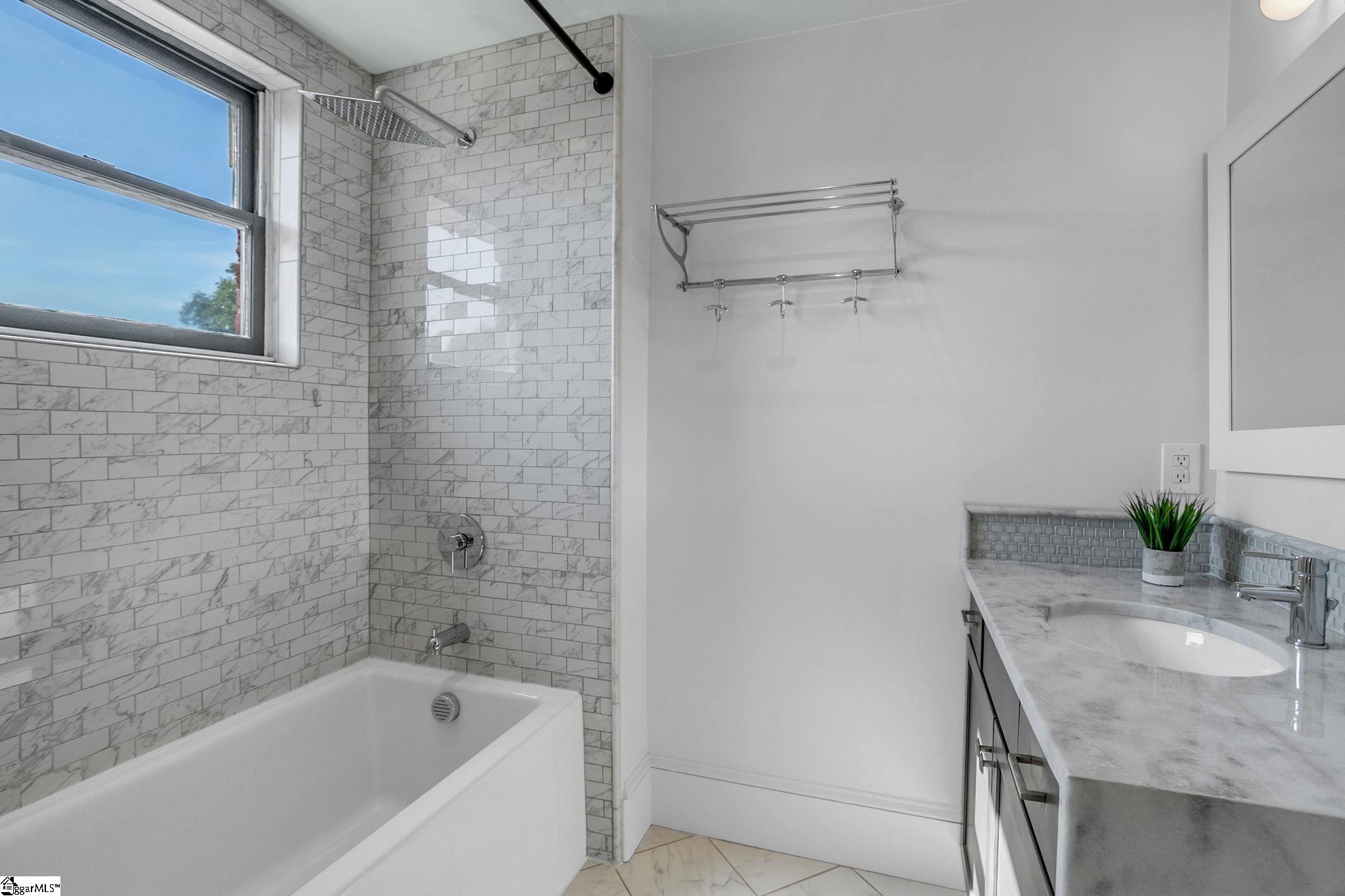 400 E Washington Street Property Photo 14