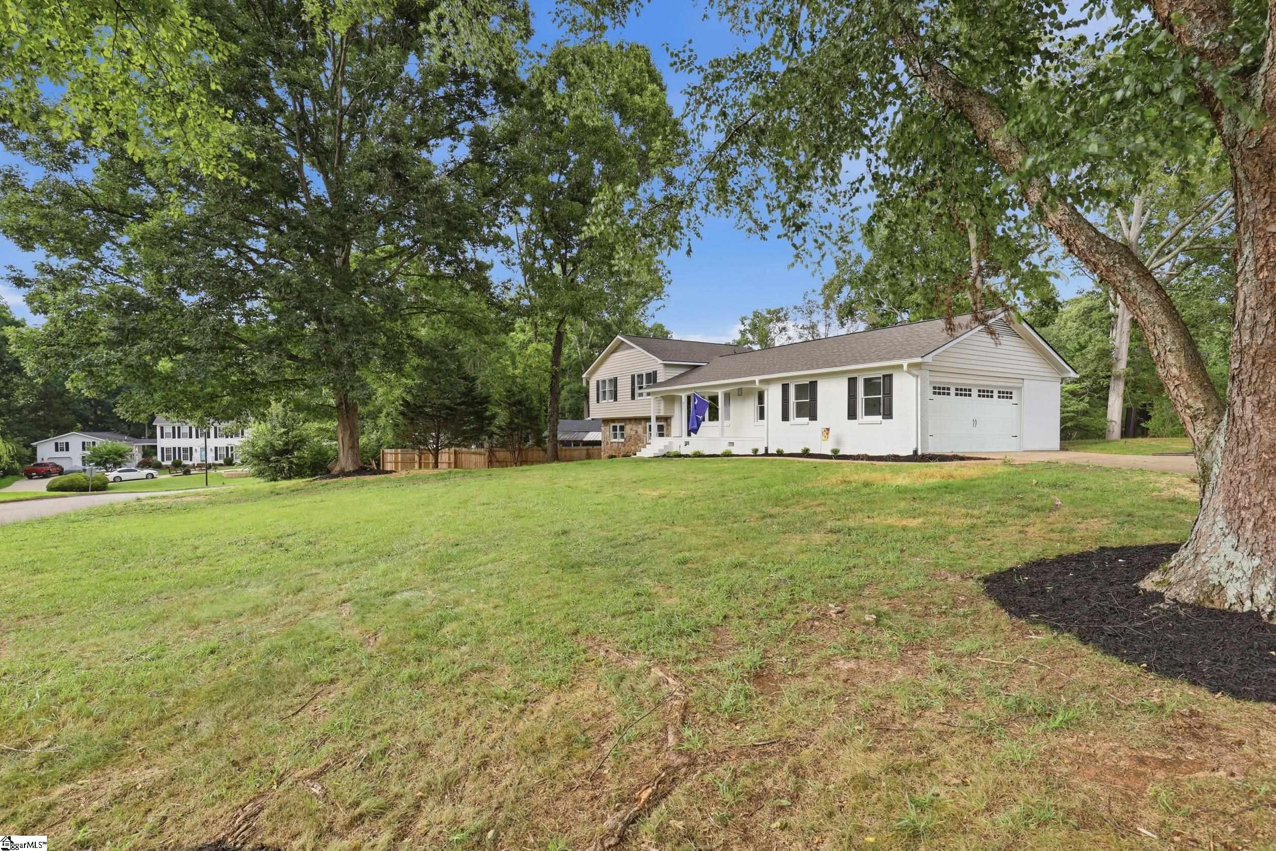 401 Clarendon Drive Property Photo 2
