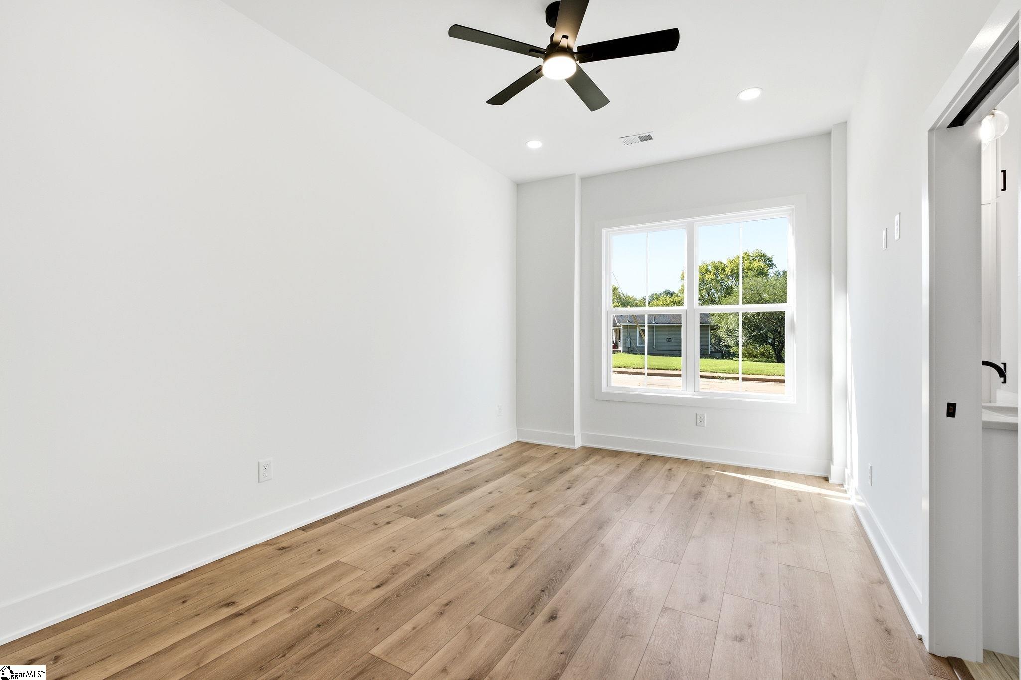 4 Temple Street Property Photo 25