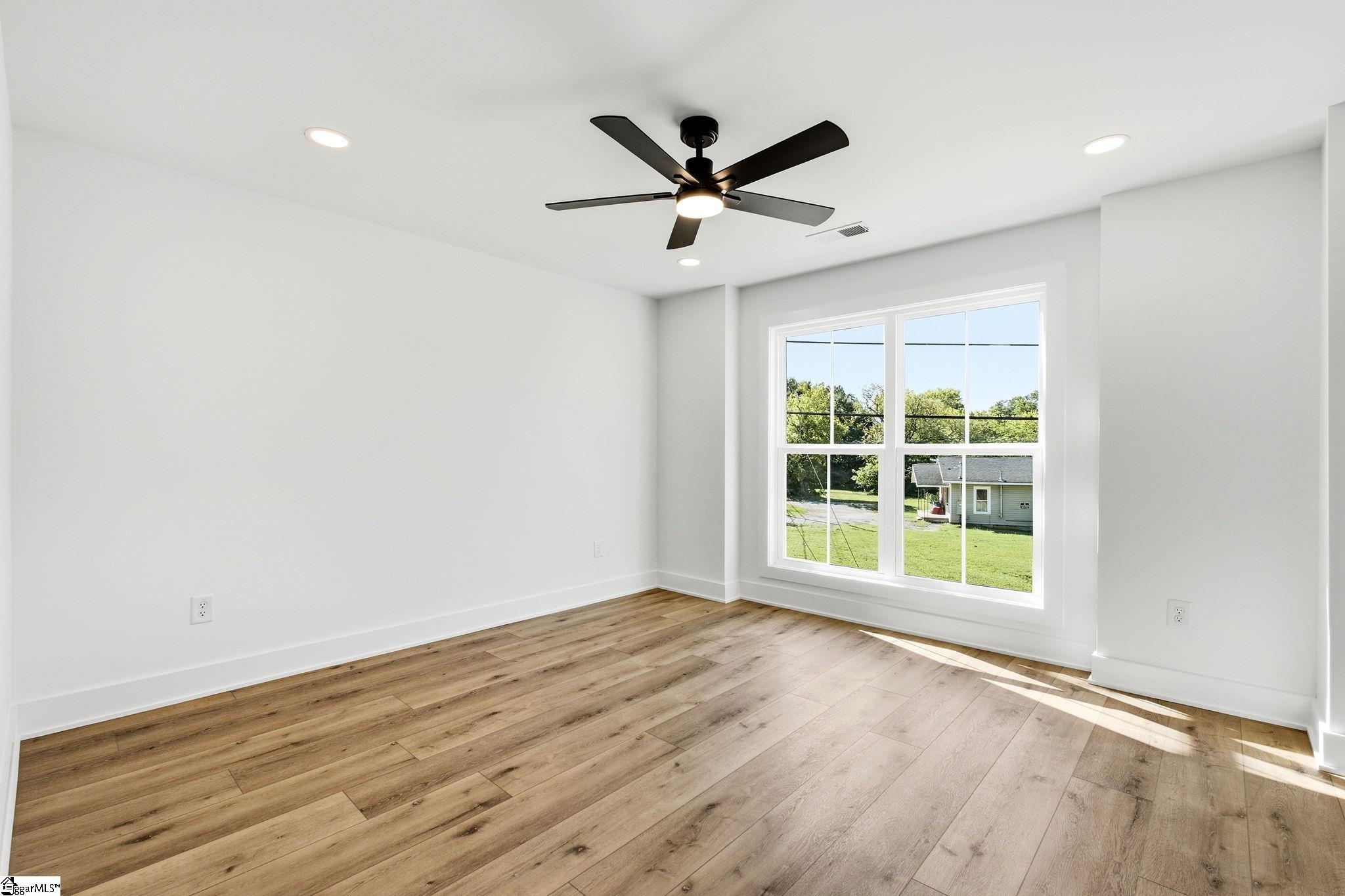 4 Temple Street Property Photo 37