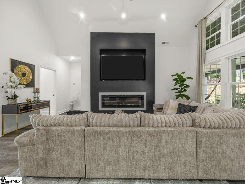 15 Julian Avenue Property Photo 9