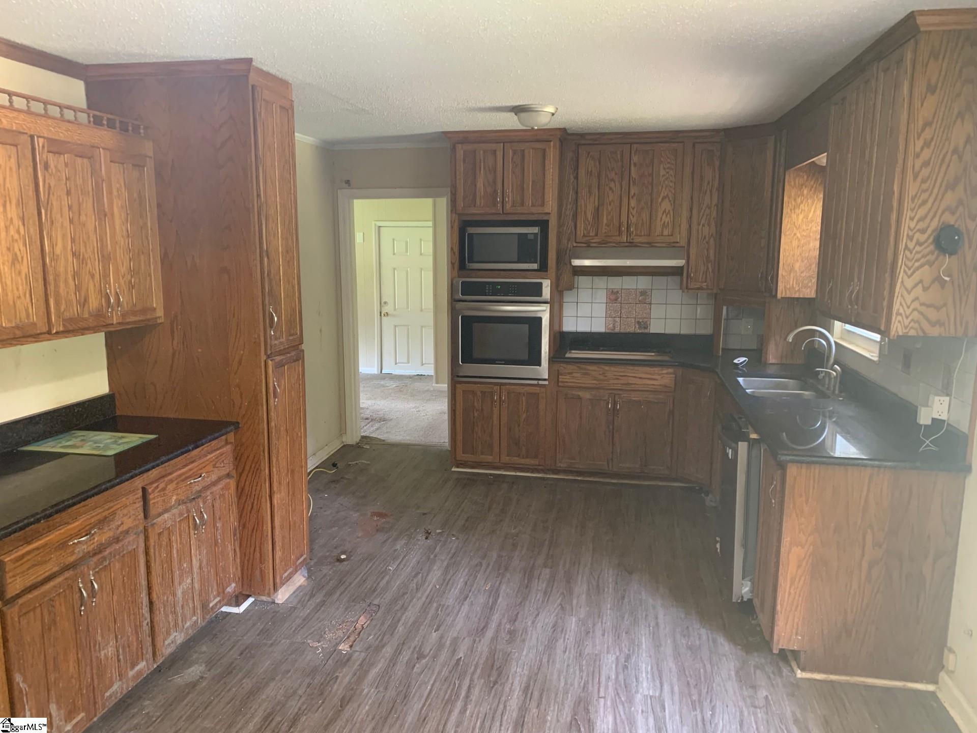 200 Windsor Drive Property Photo 4