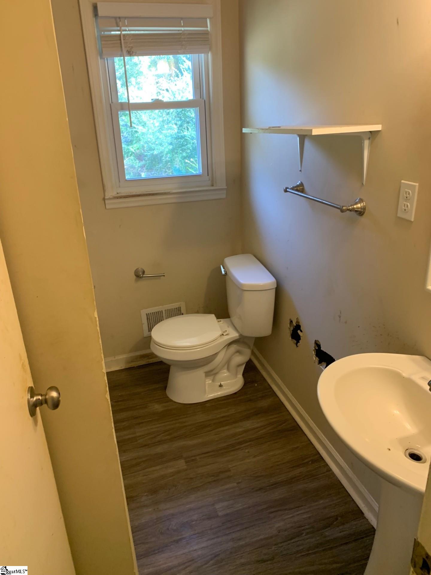 200 Windsor Drive Property Photo 5