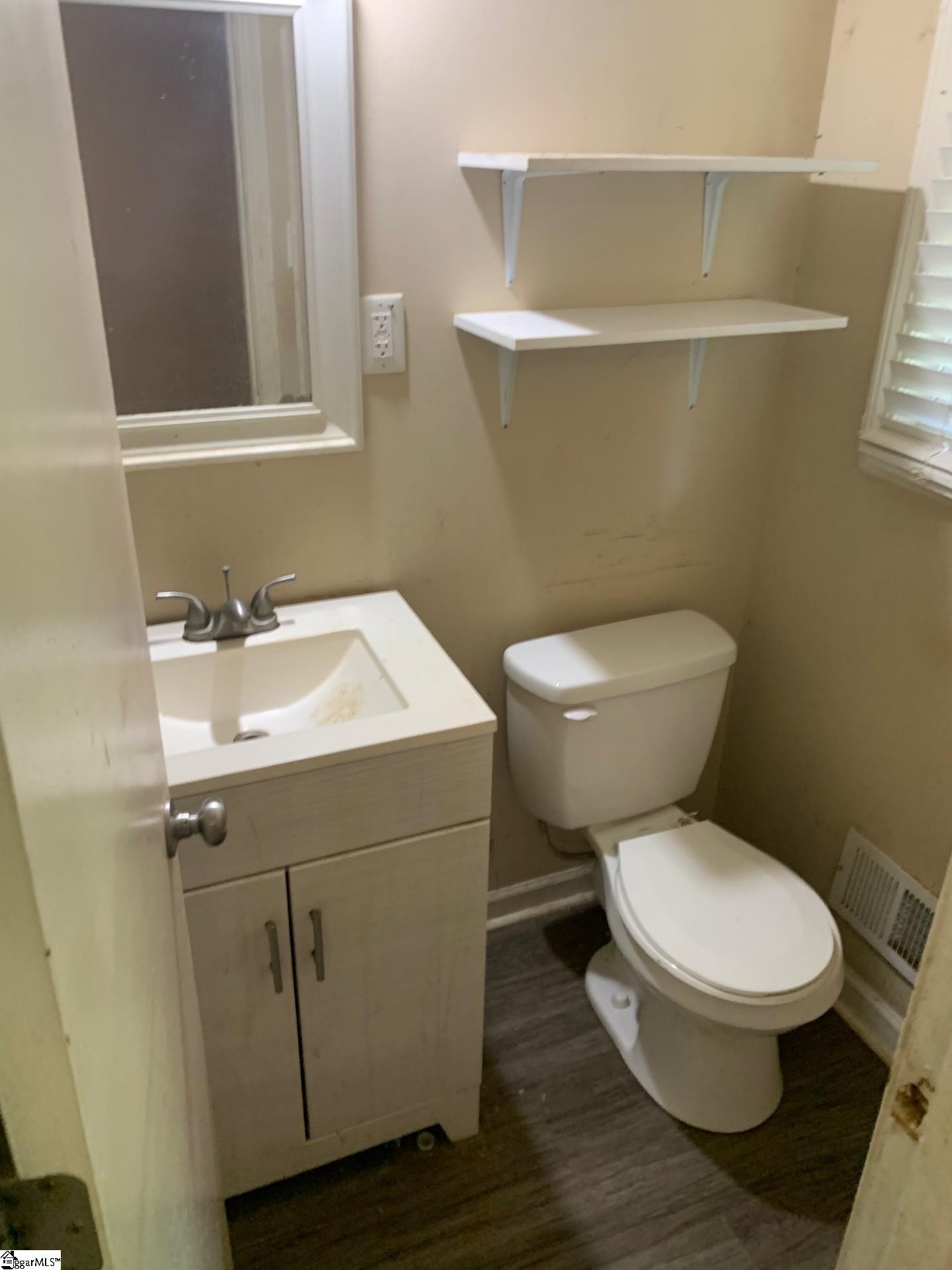 200 Windsor Drive Property Photo 8