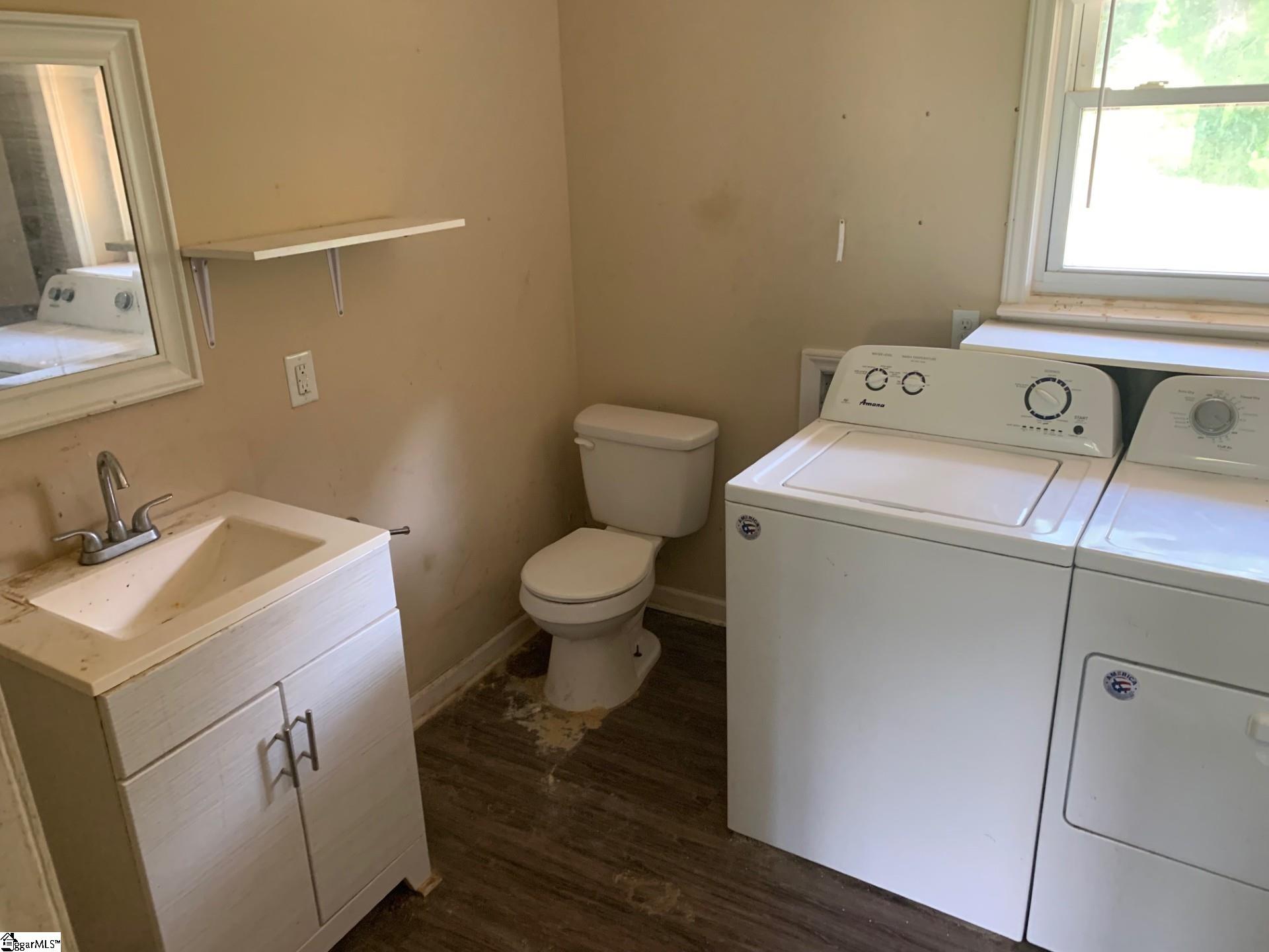 200 Windsor Drive Property Photo 10
