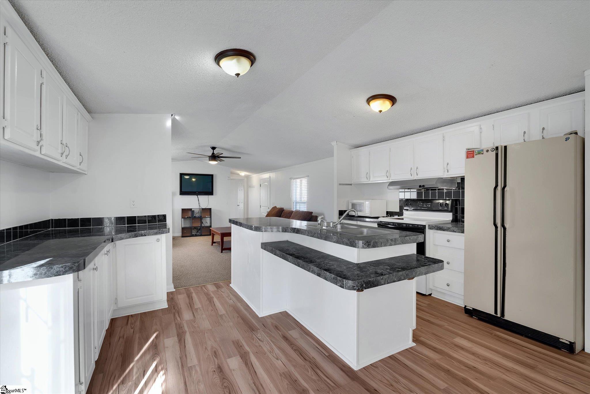 210 Elaine Drive Property Photo 3