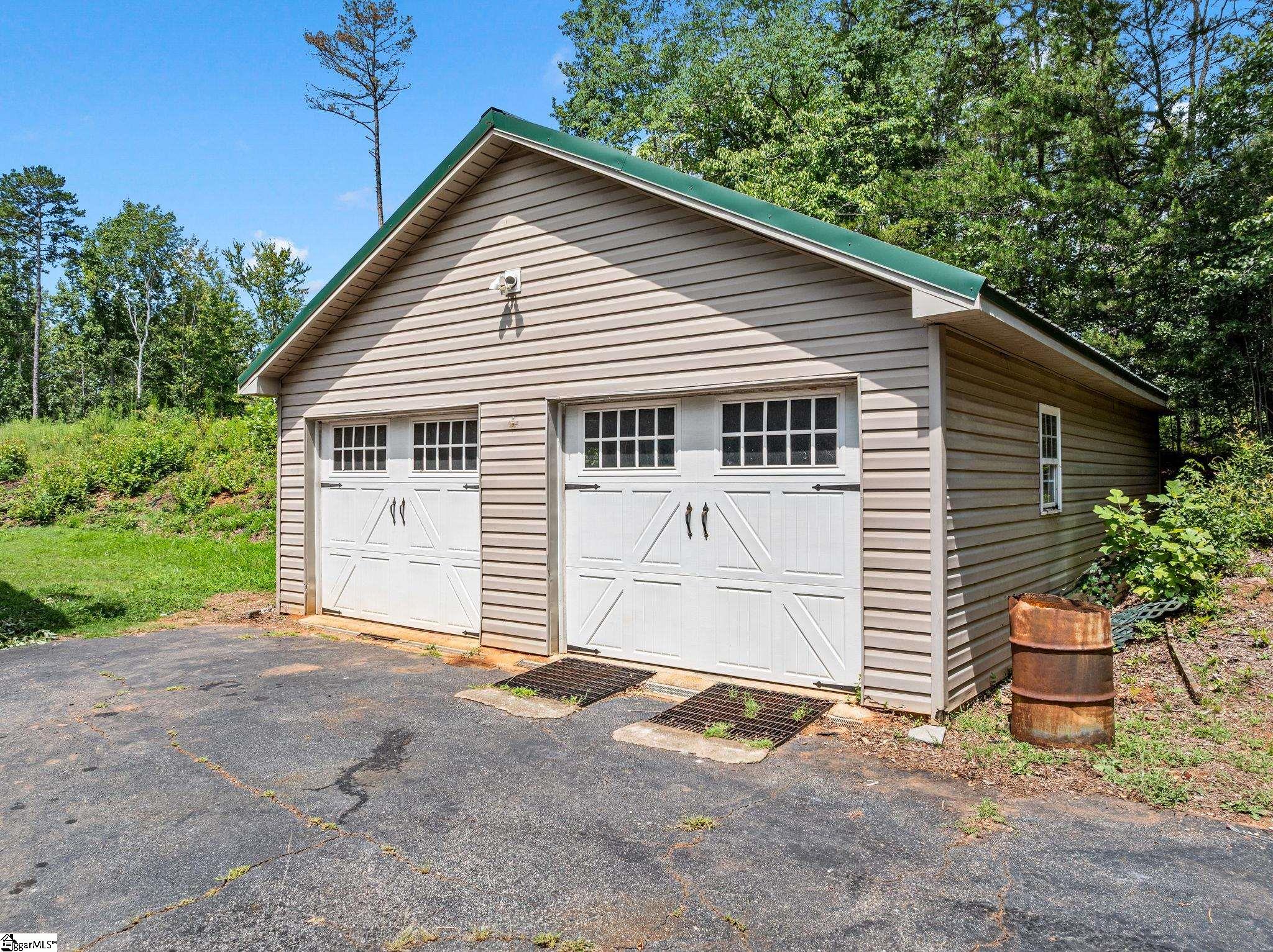 995 Foster Road Property Photo 13