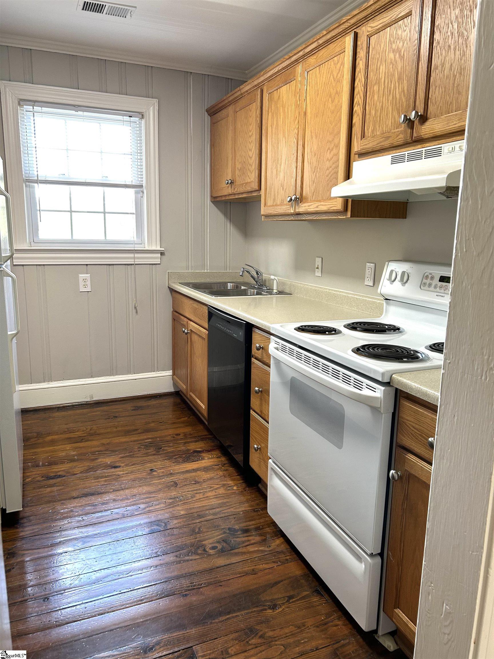 5 Whitsett Street Property Photo 3
