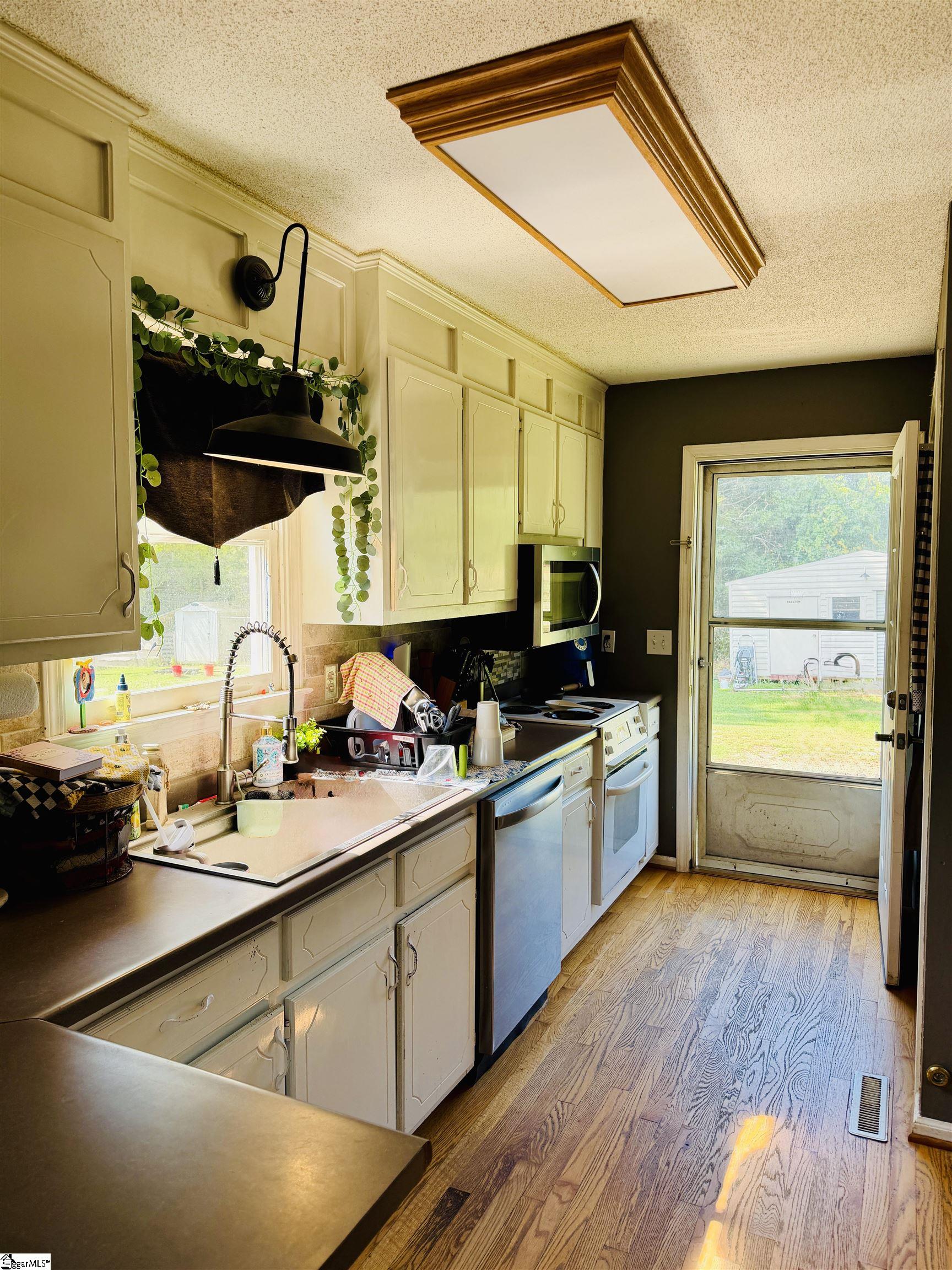 10479 Hwy 101 Property Photo 2