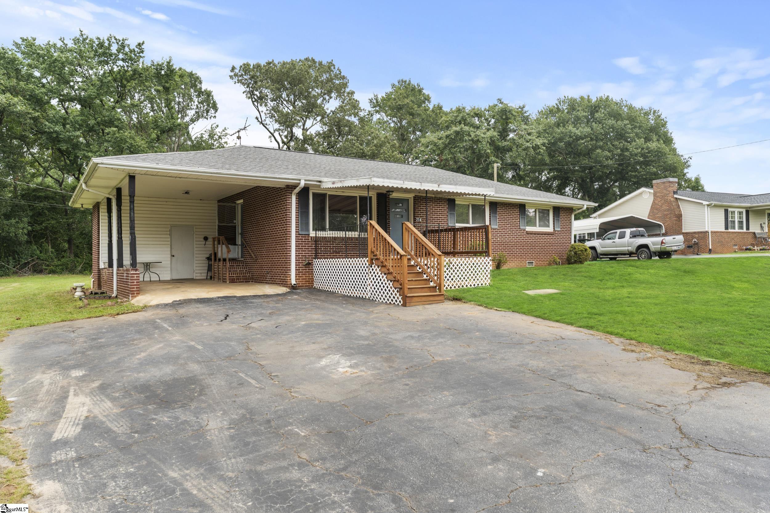 214 Crawford Circle Property Photo 3