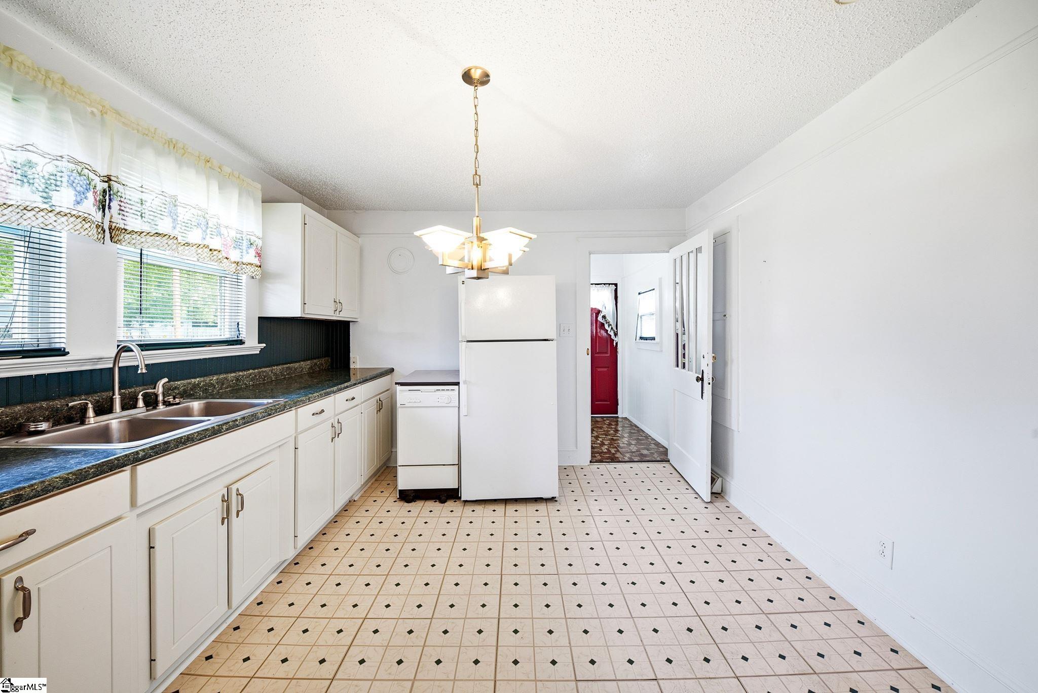 100 Sunset Drive Property Photo 6