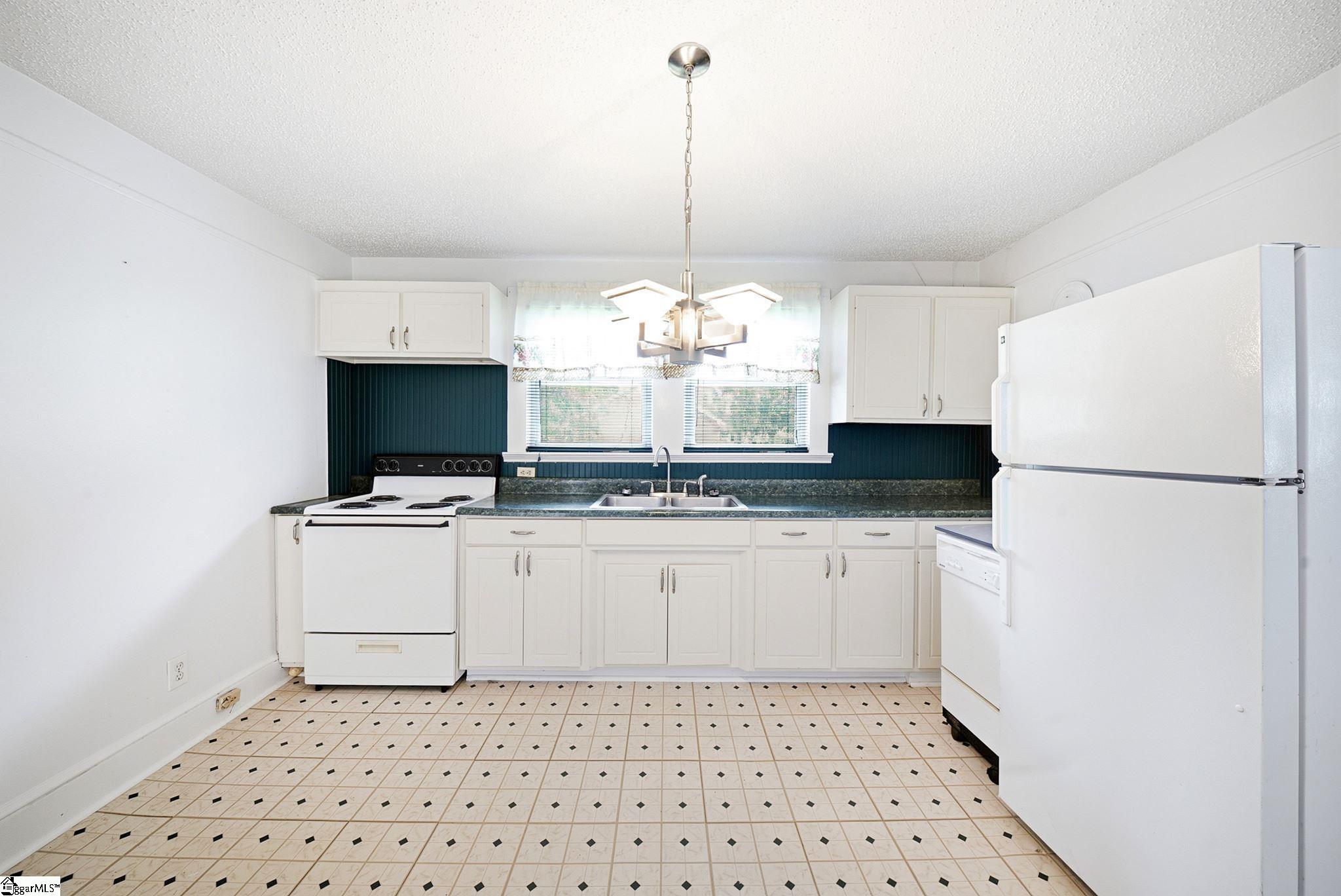 100 Sunset Drive Property Photo 7