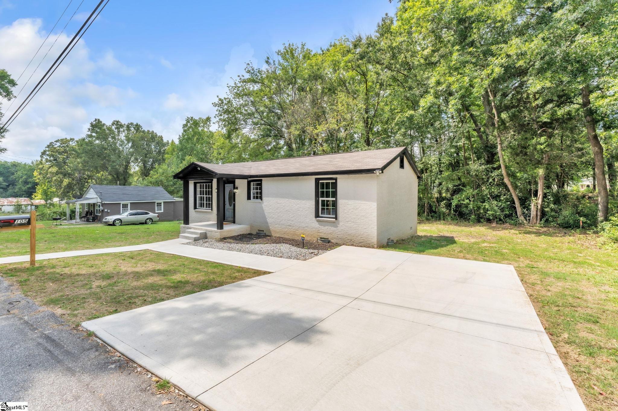 105 Oakland Heights Property Photo 3