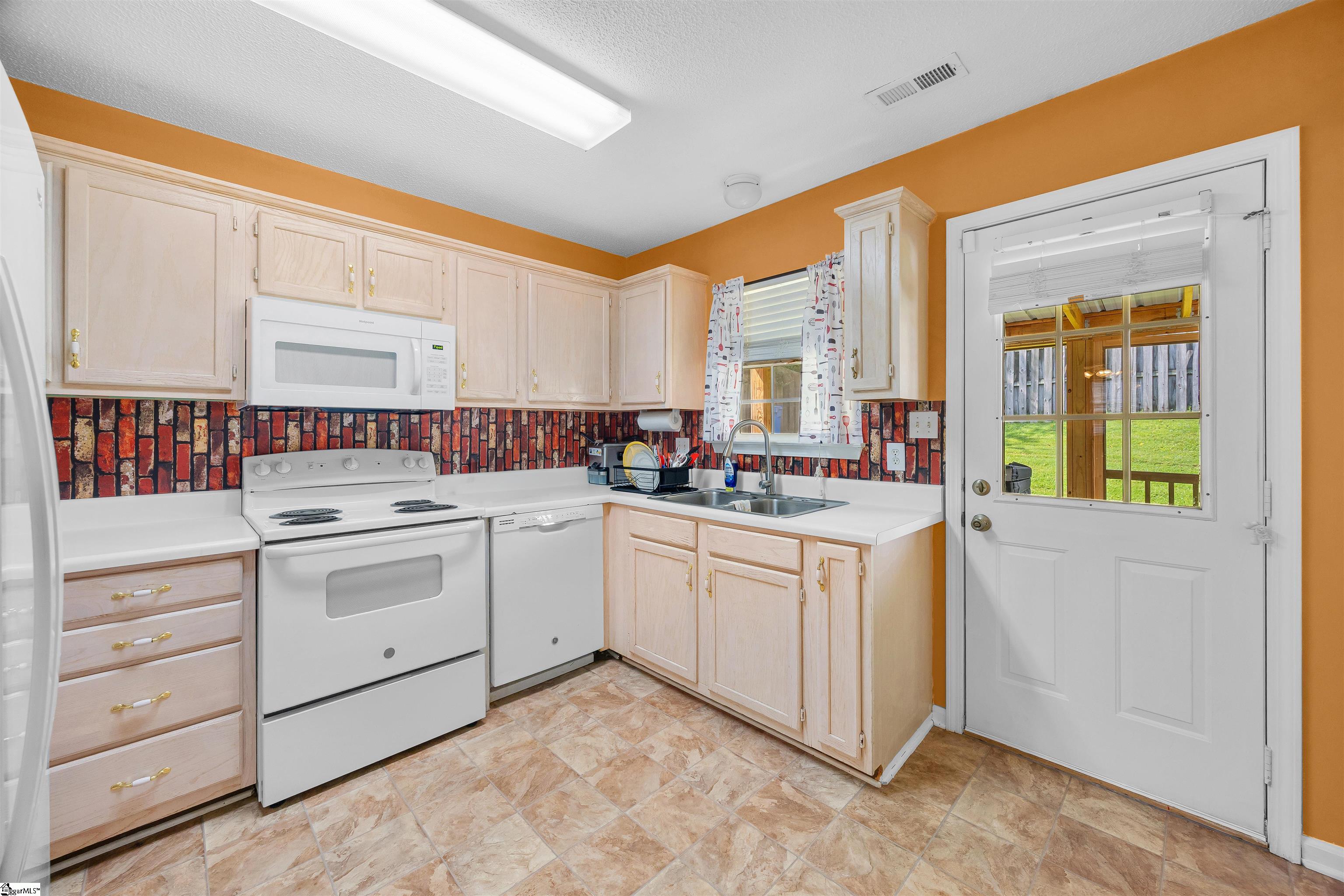 712 Larado Court Property Photo 8