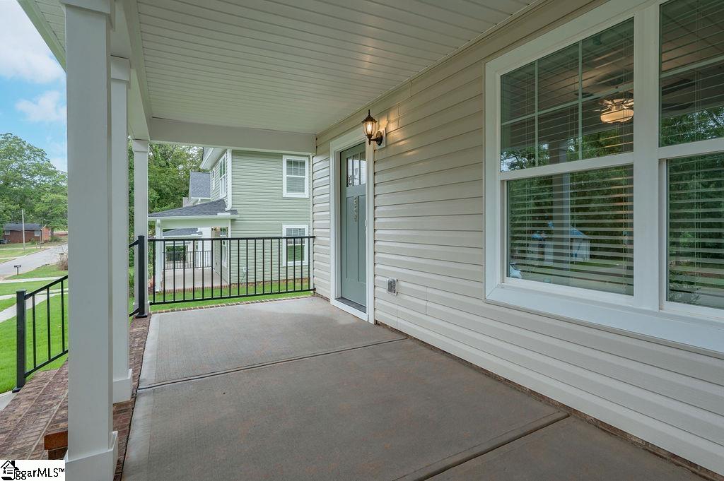 668 Saxon Avenue Property Photo 4