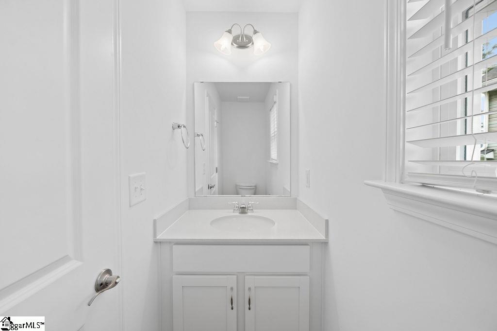 668 Saxon Avenue Property Photo 28