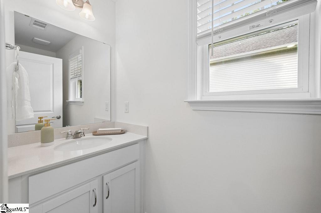 670 Saxon Avenue Property Photo 18