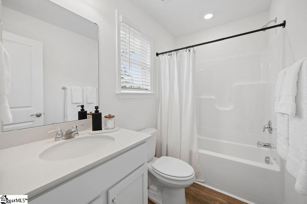 670 Saxon Avenue Property Photo 25
