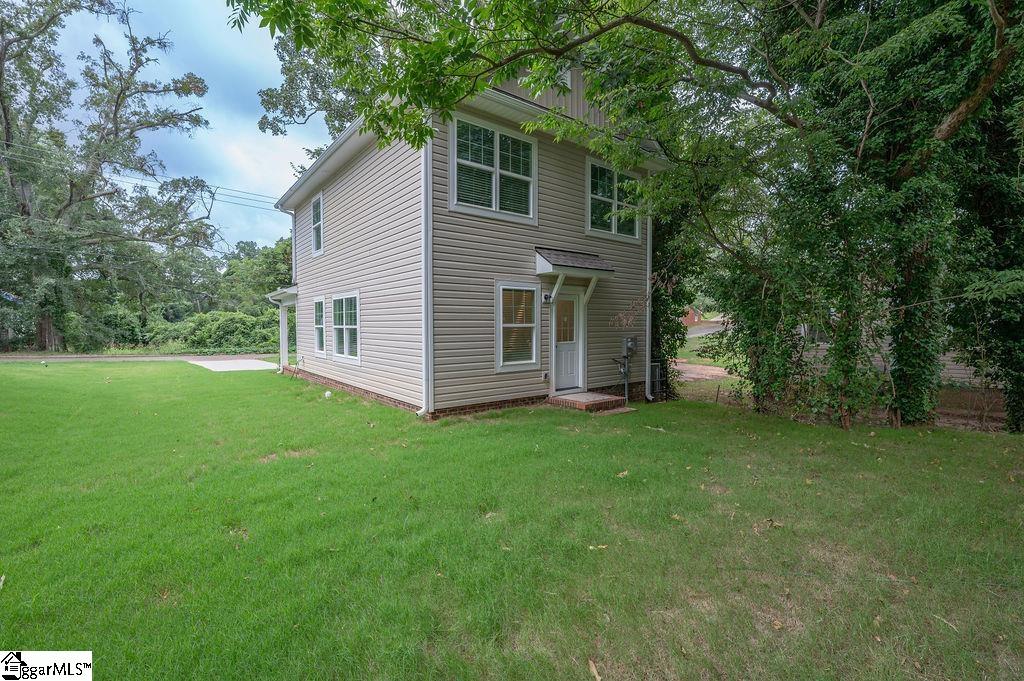 674 Saxon Avenue Property Photo 2