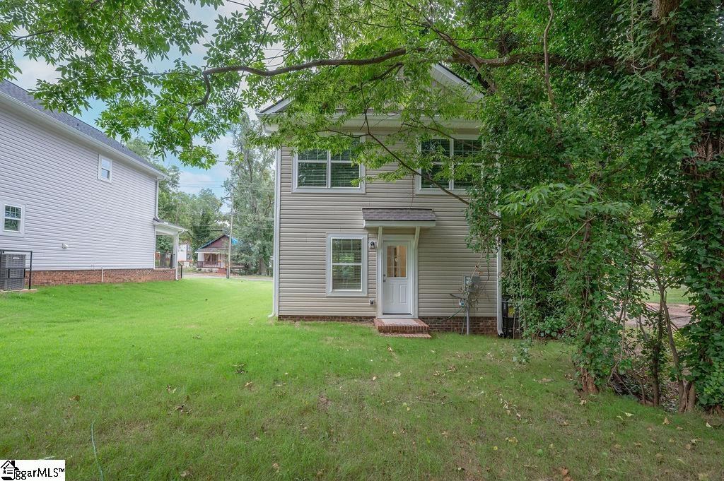 674 Saxon Avenue Property Photo 3