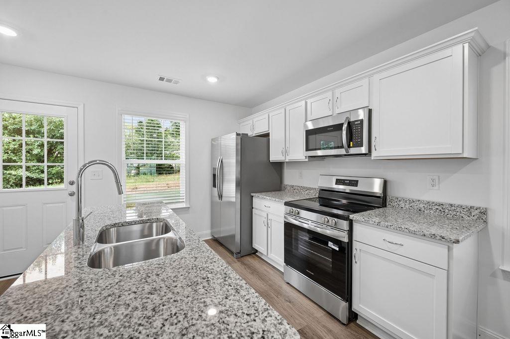672 Saxon Avenue Property Photo 8