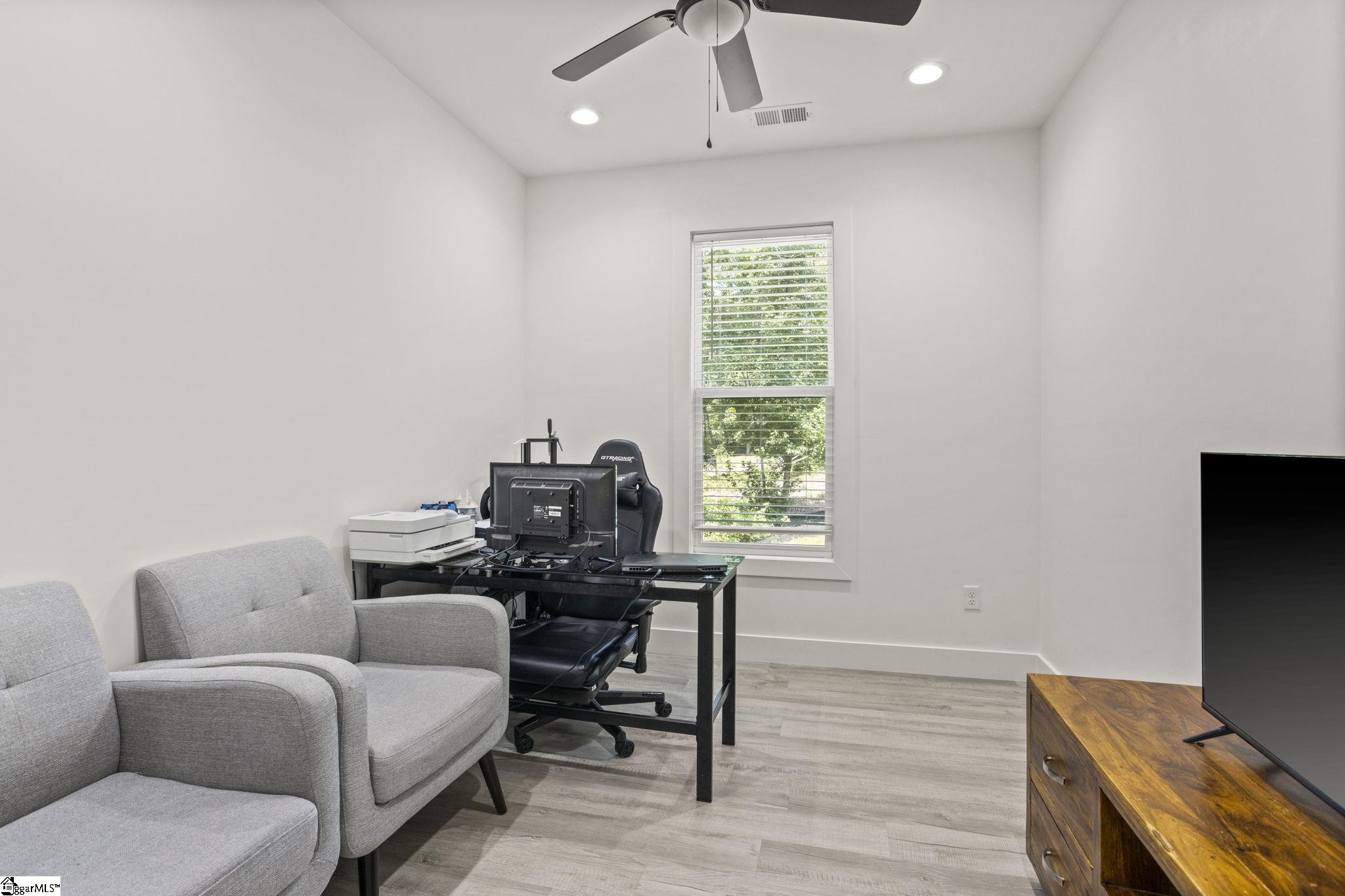 433 Lynn Road Property Photo 8
