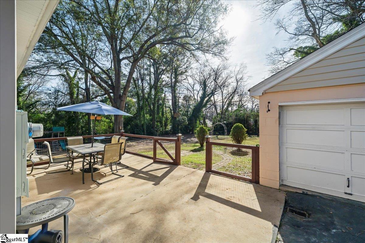 238 California Avenue Property Photo 3