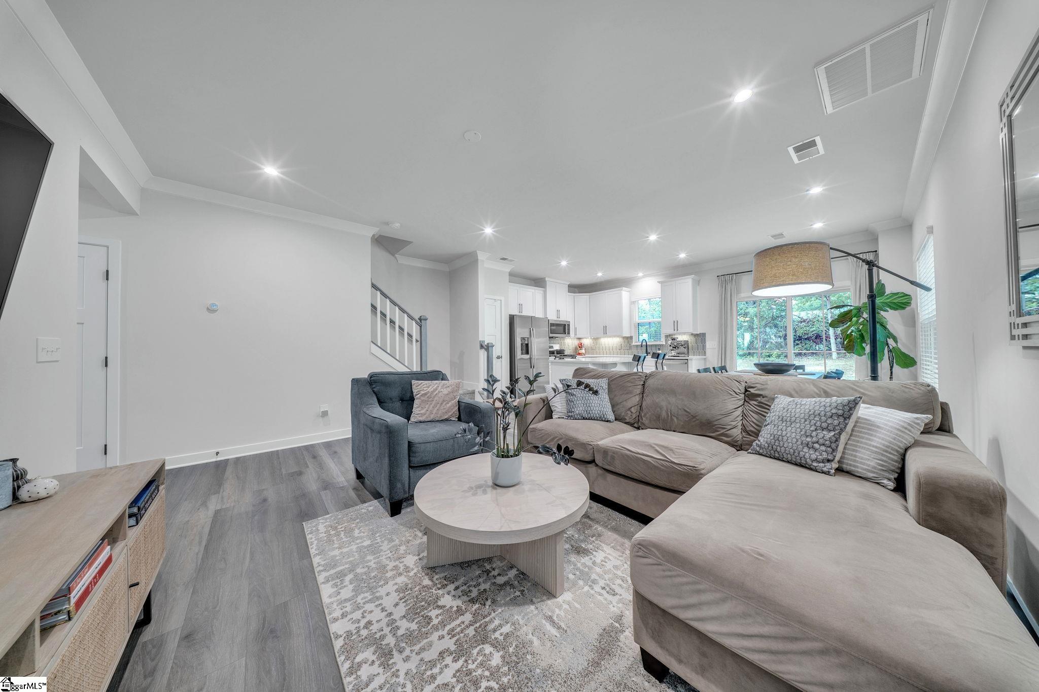 65 Connaught Court Property Photo 2