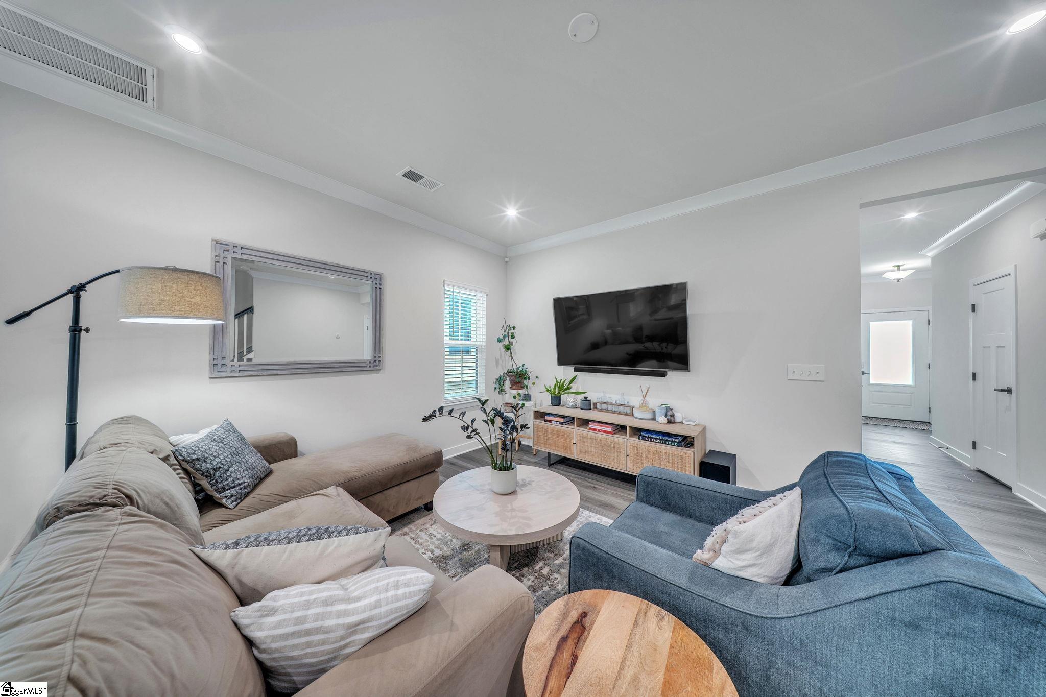65 Connaught Court Property Photo 3