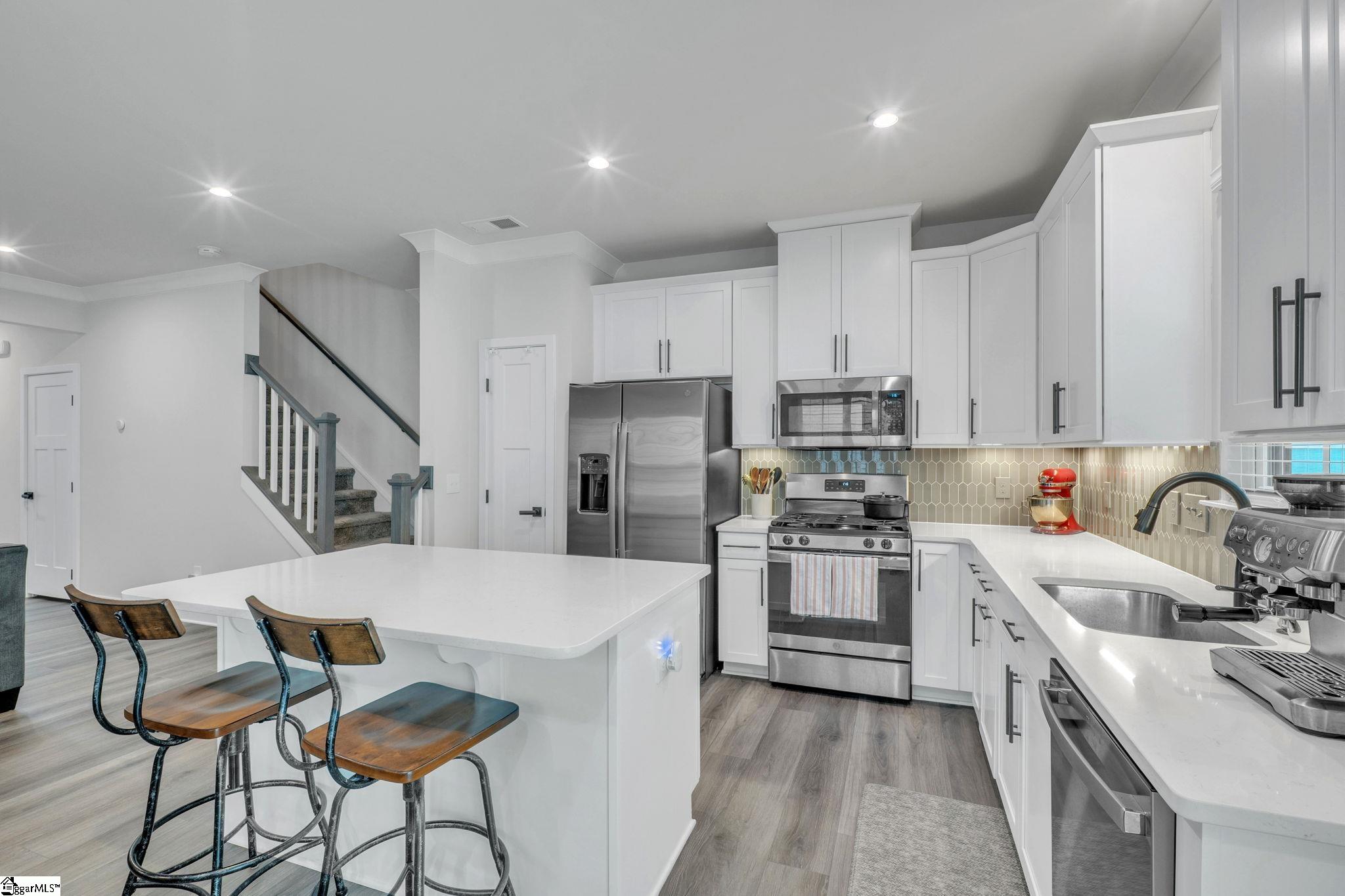 65 Connaught Court Property Photo 4