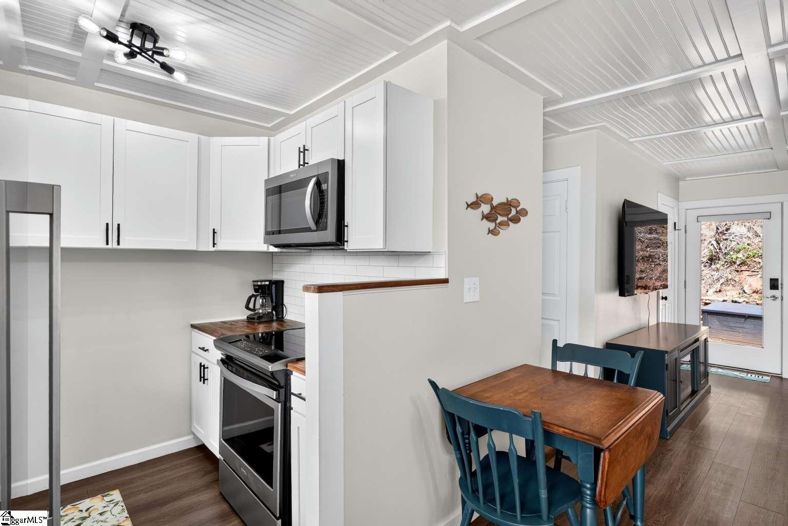 538 Club Drive Property Photo 8