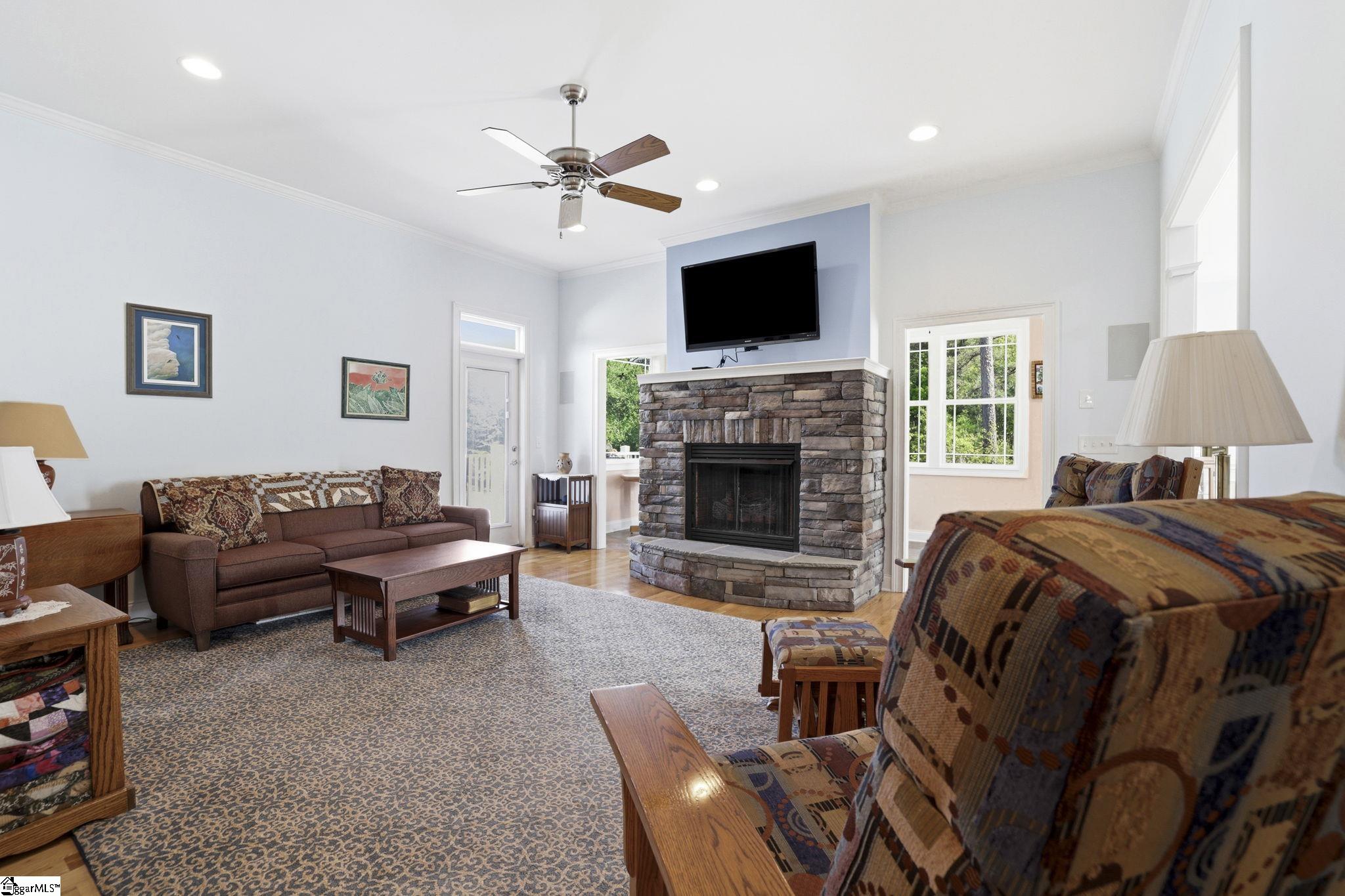 710 Man Of War Court Property Photo 4
