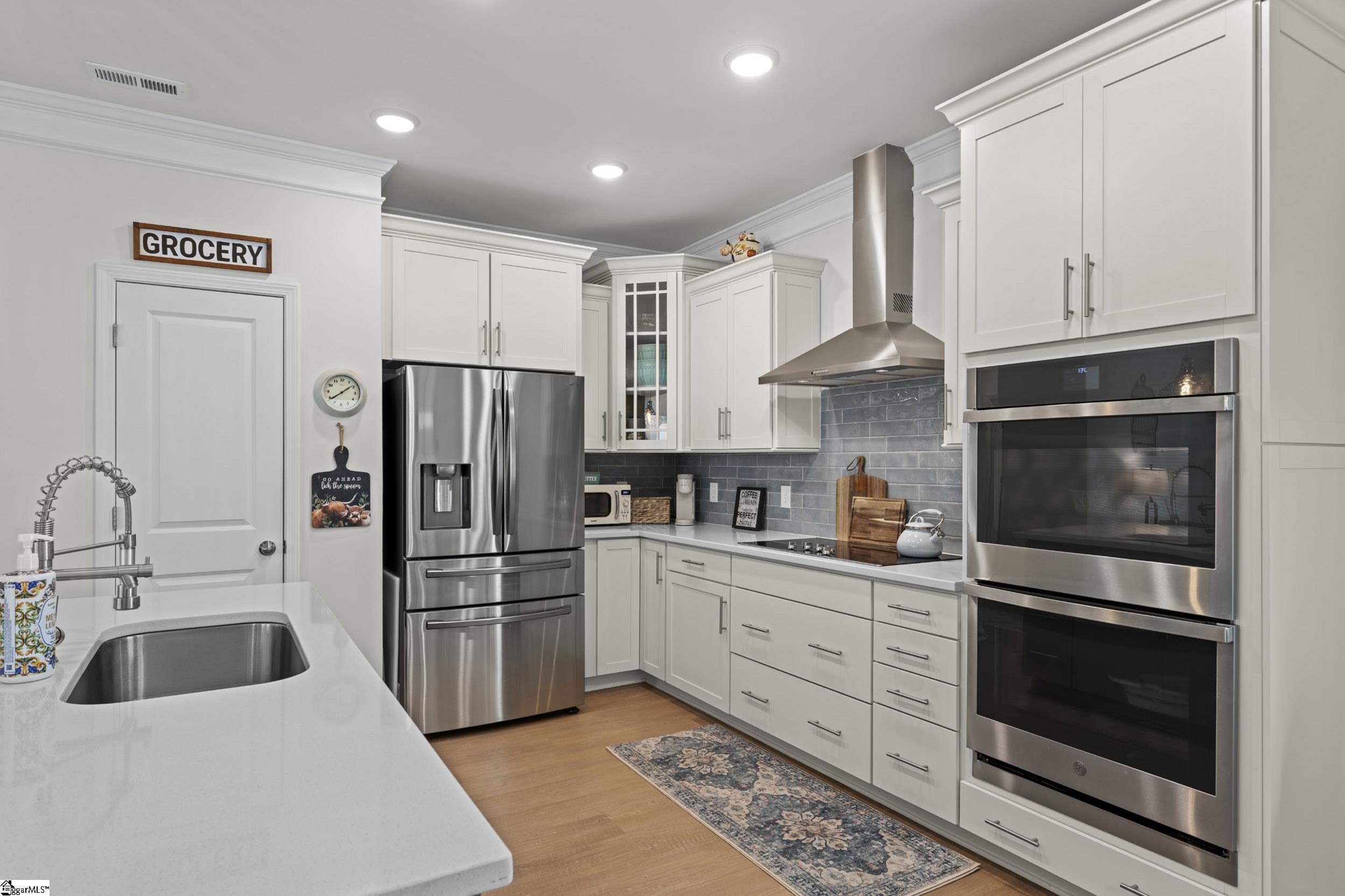 649 Columbus Circle Property Photo 9