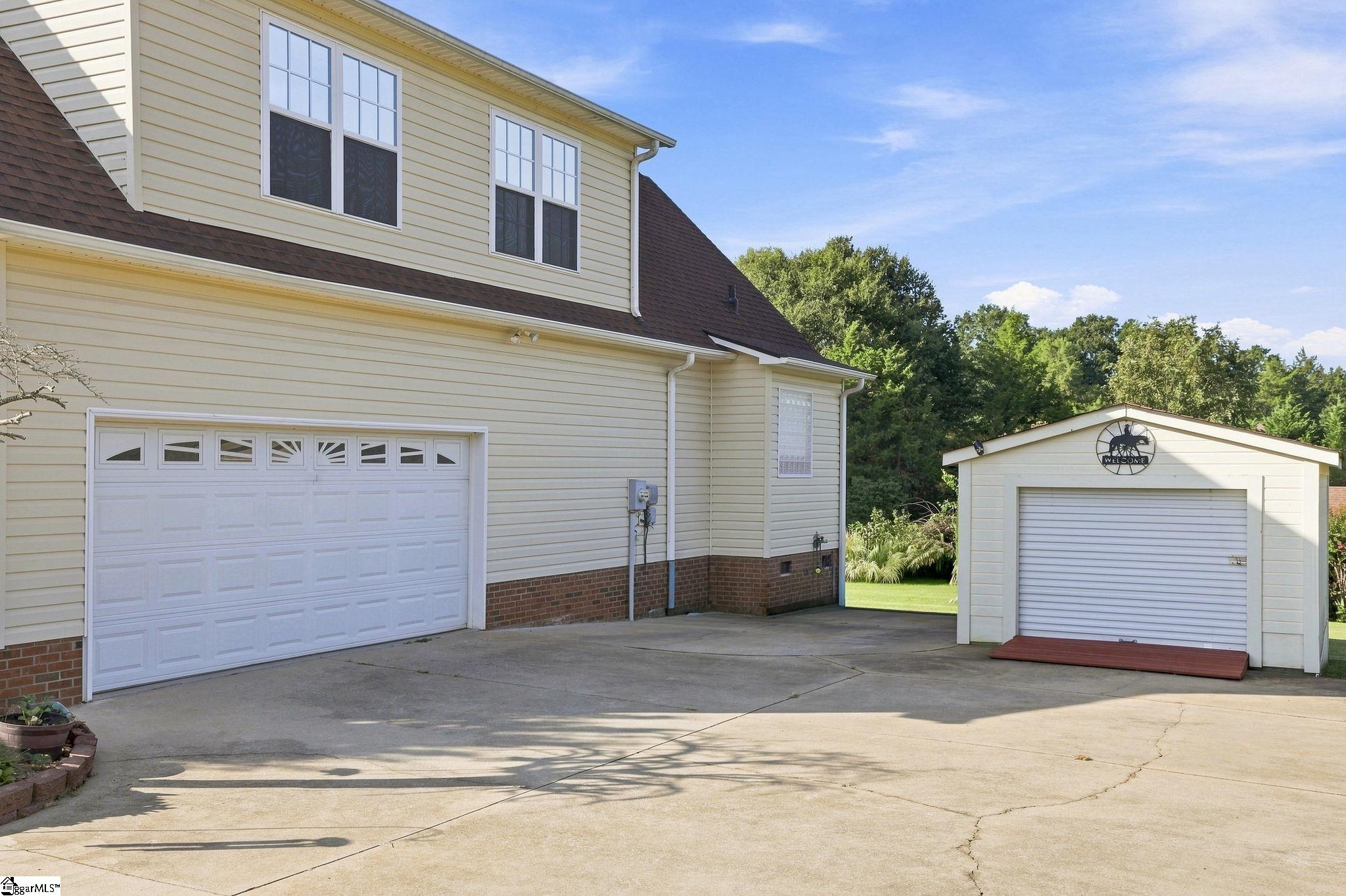 209 Roundstone Drive Property Photo 5