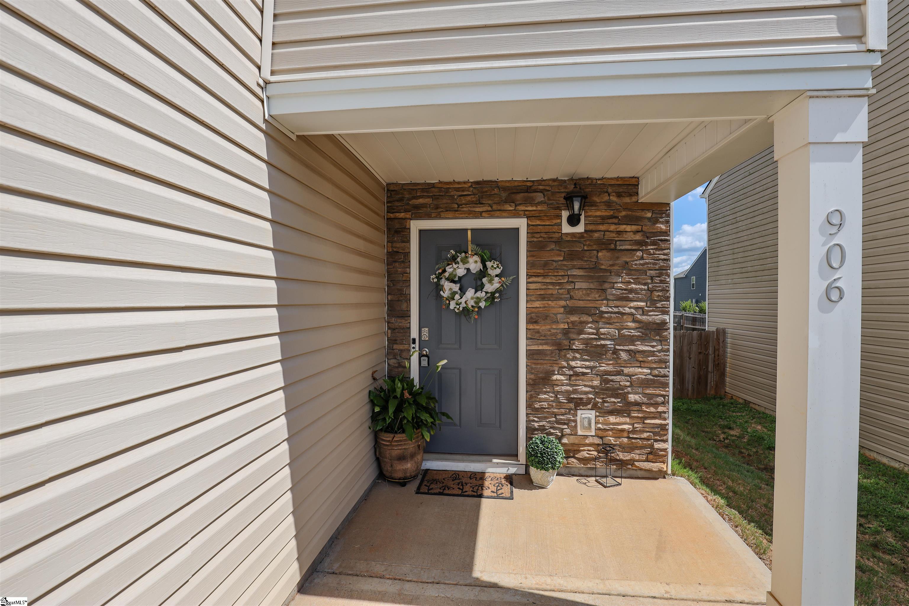 906 Ashwood Way Property Photo 3