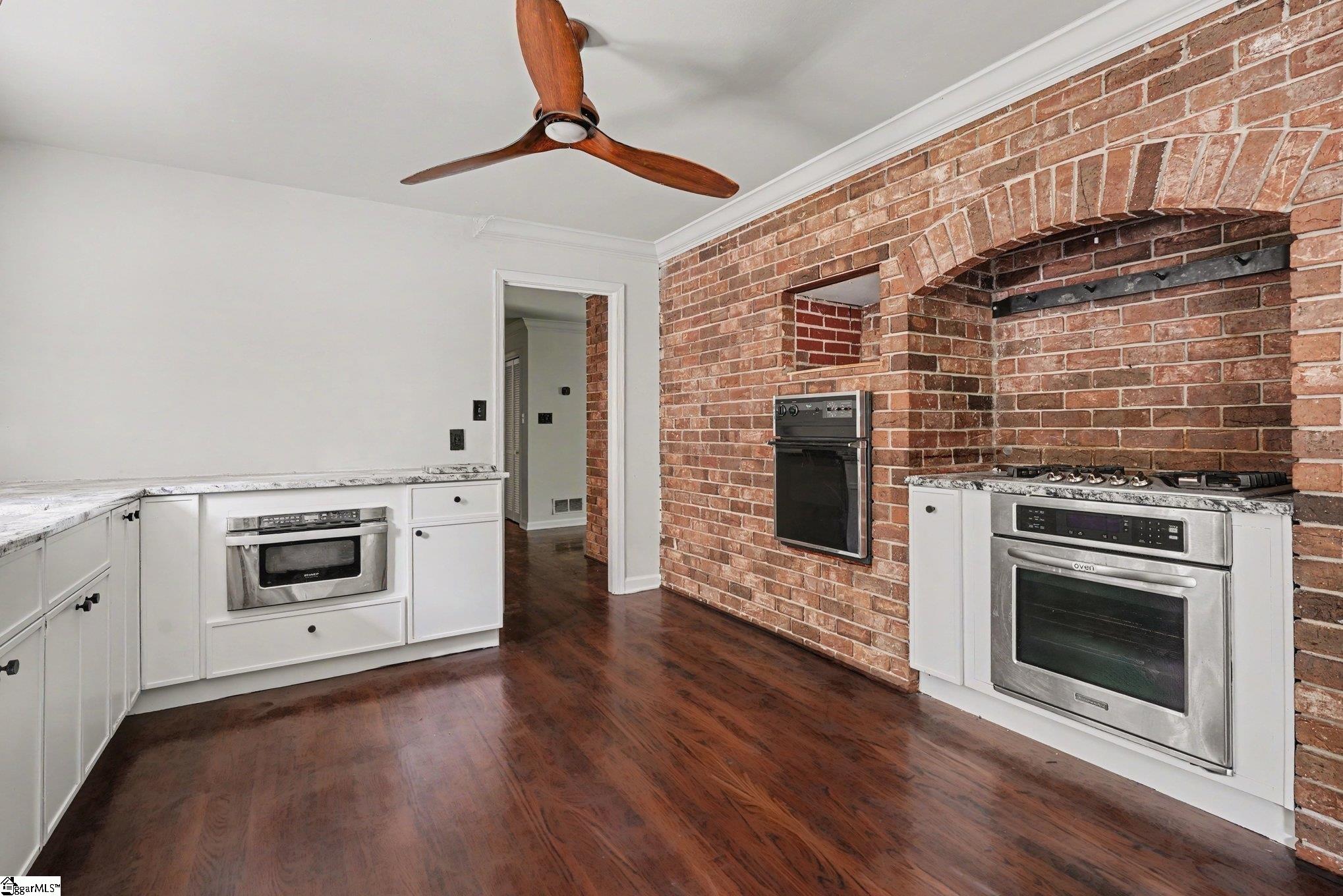 210 Lakeview Drive Property Photo 3